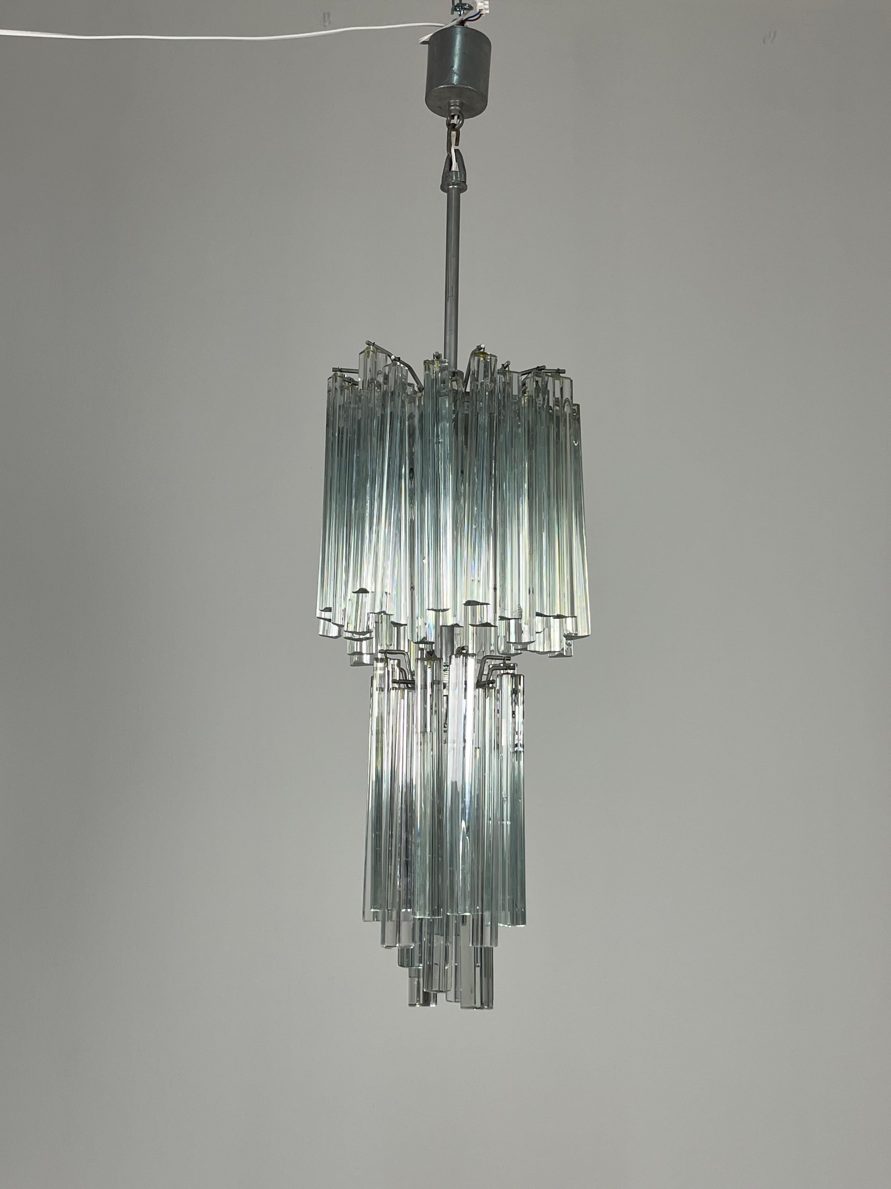 Delizioso lampadario a cascata in vetro di Murano Venini, anni '60
Buone condizioni.
Piccoli segni di invecchiamento. Una decina di bicchieri presentano piccole schegge.
3 luci.
Struttura in metallo.
