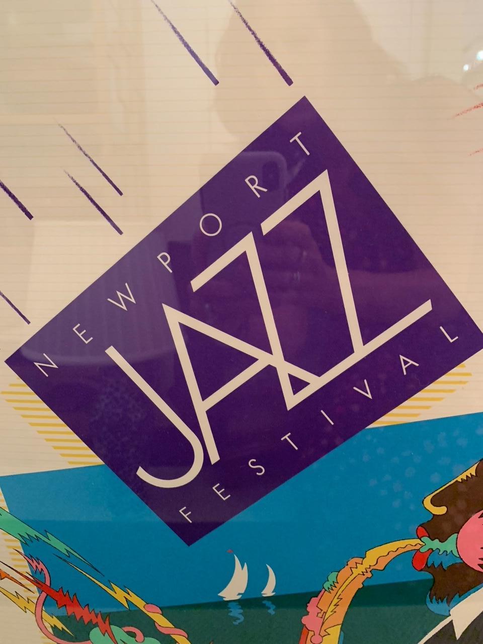 Ein farbenfrohes grafisches Plakat des Newport Jazz Festivals in limitierter Auflage mit geprägter Markierung und Nummer unten links.