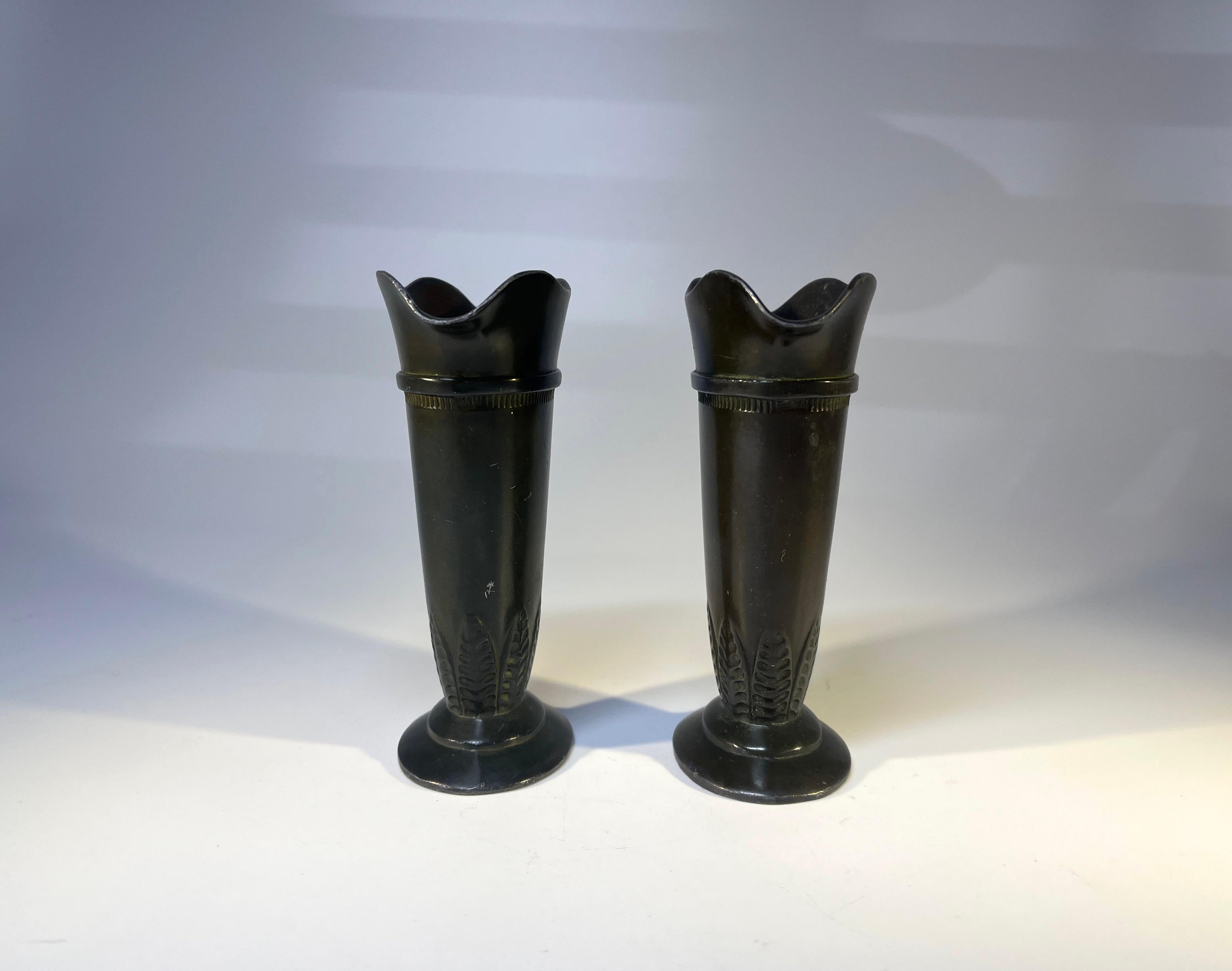 Art déco Ravissante paire de vases en métal évasé décorés de feuilles Just Andersen Disko #D55 en vente
