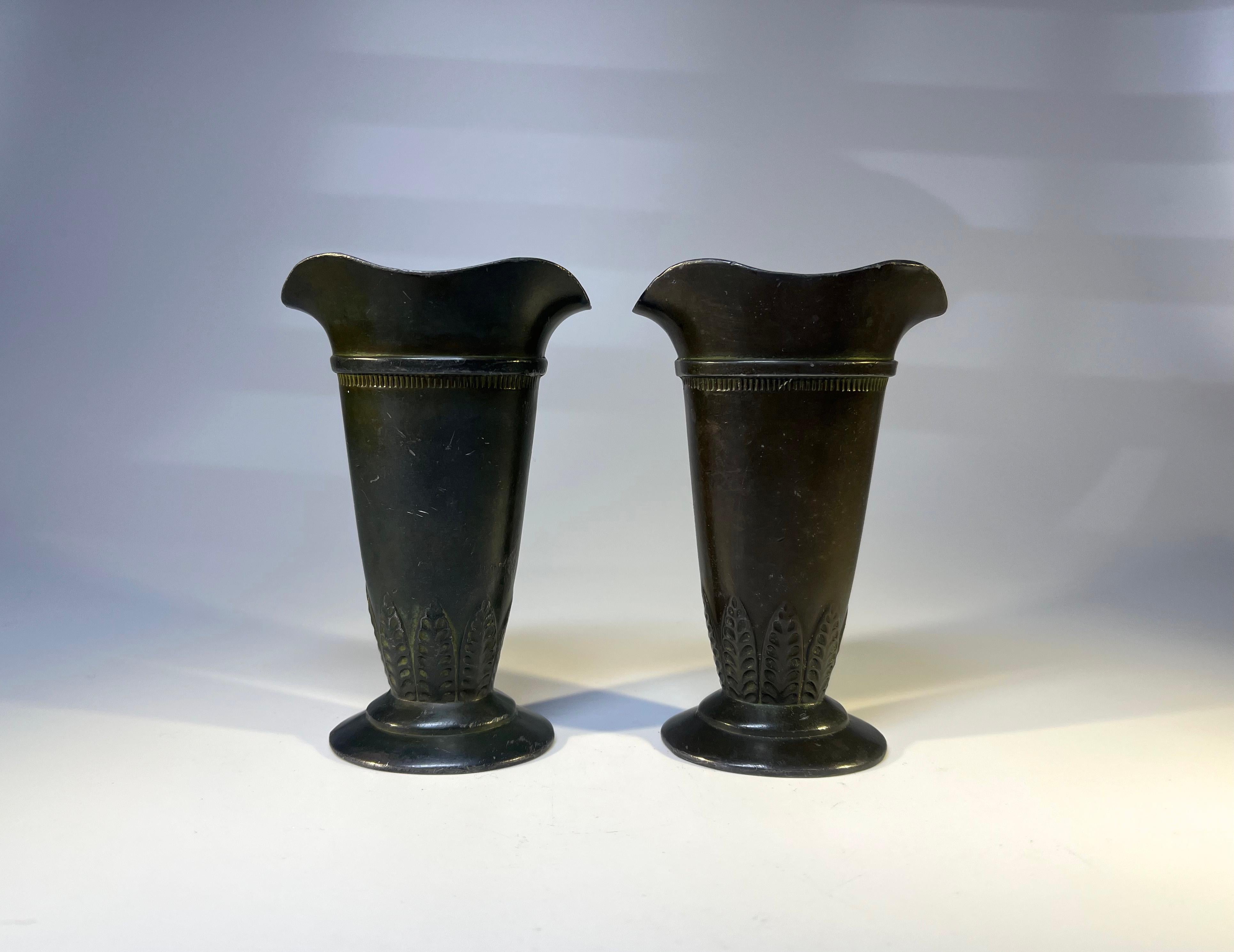 Moulage Ravissante paire de vases en métal évasé décorés de feuilles Just Andersen Disko #D55 en vente