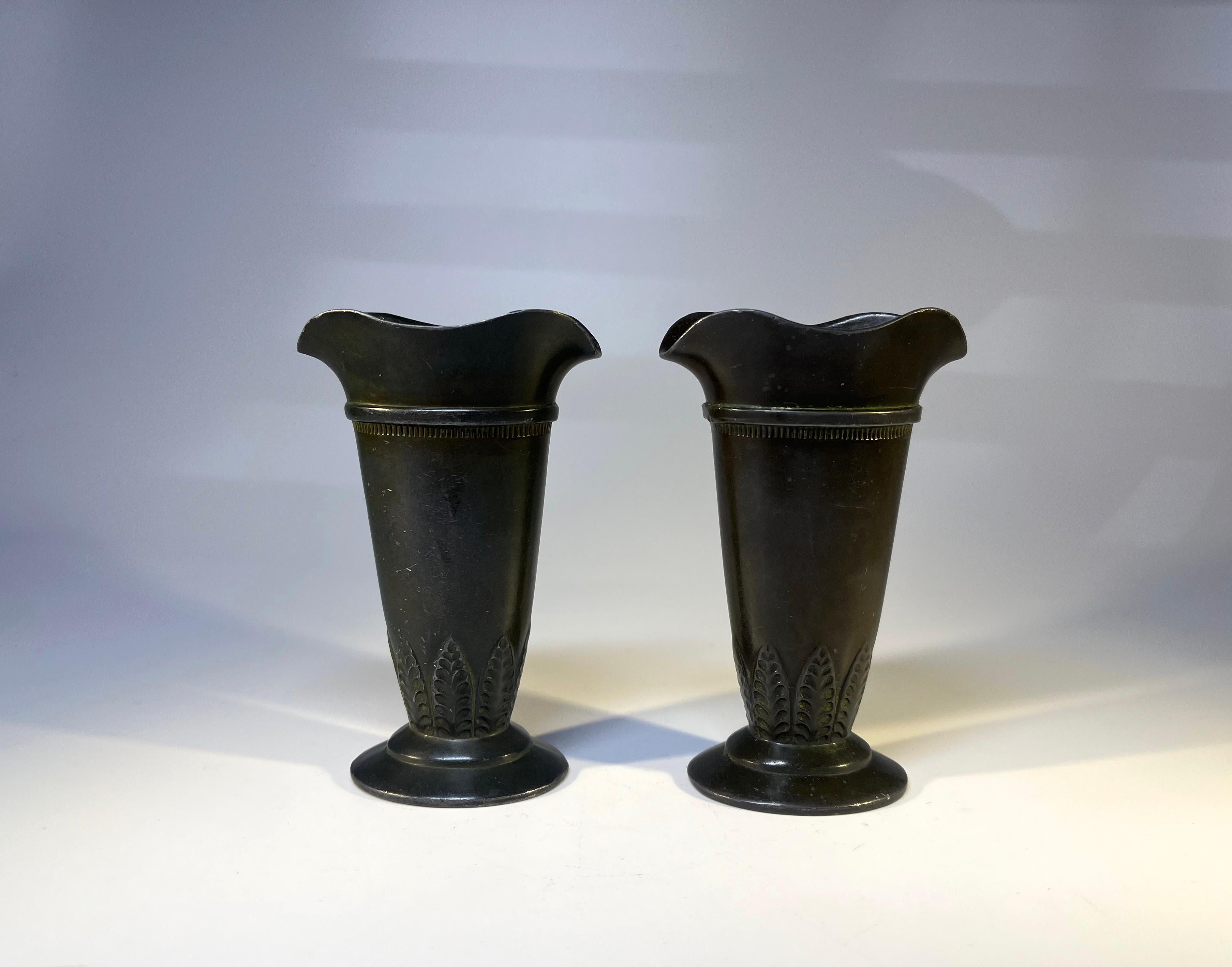 Milieu du XXe siècle Ravissante paire de vases en métal évasé décorés de feuilles Just Andersen Disko #D55 en vente