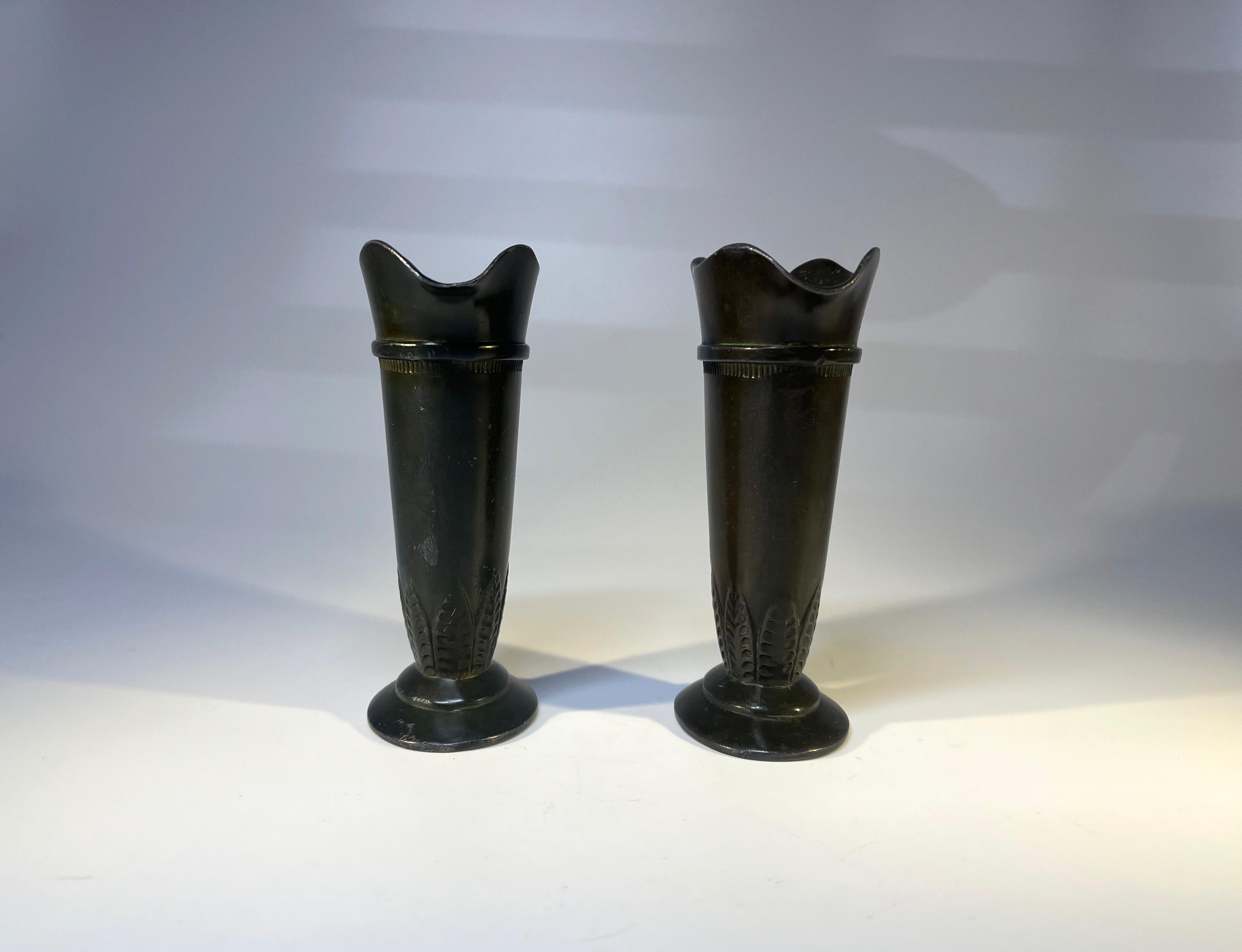 Étain Ravissante paire de vases en métal évasé décorés de feuilles Just Andersen Disko #D55 en vente