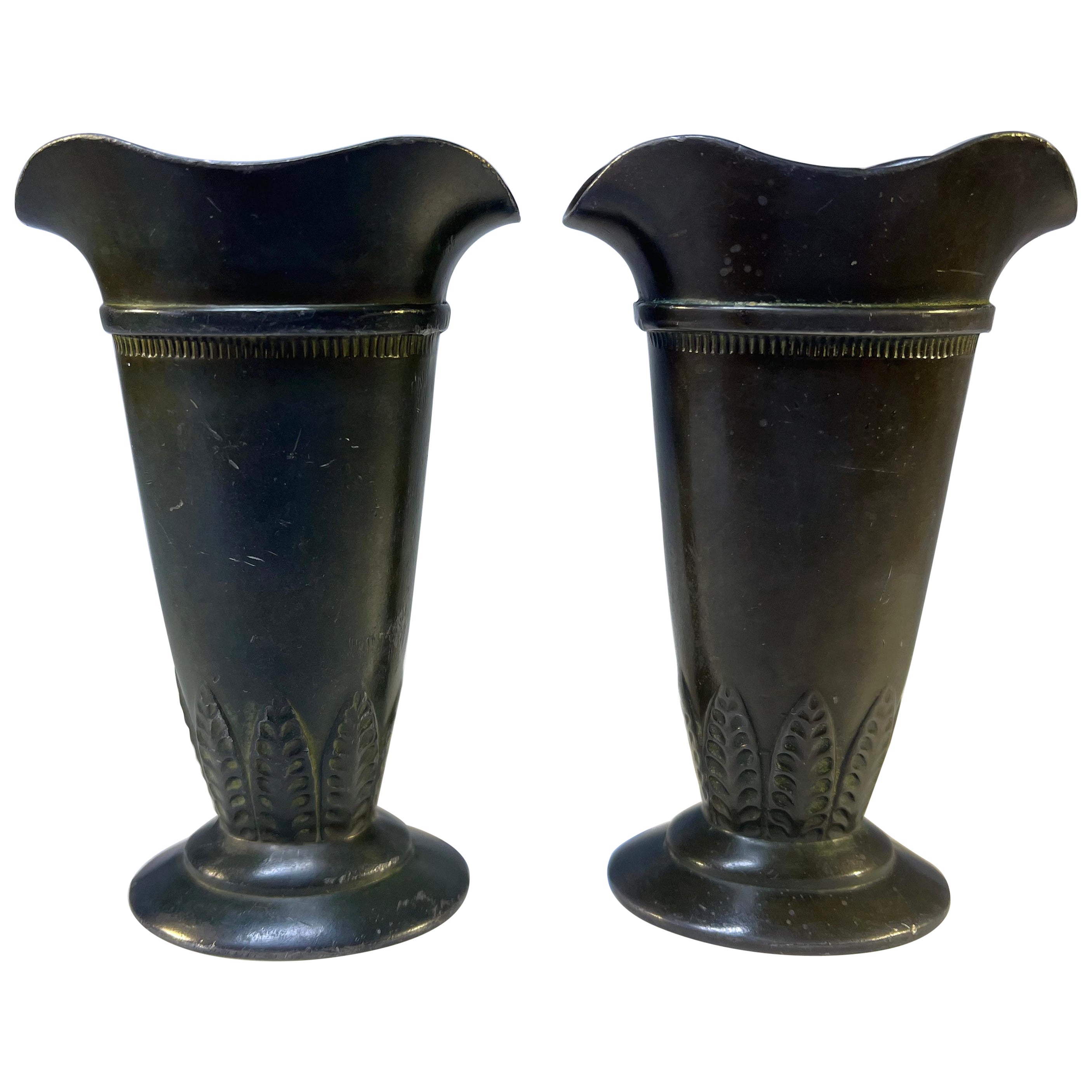 Ravissante paire de vases en métal évasé décorés de feuilles Just Andersen Disko #D55 en vente