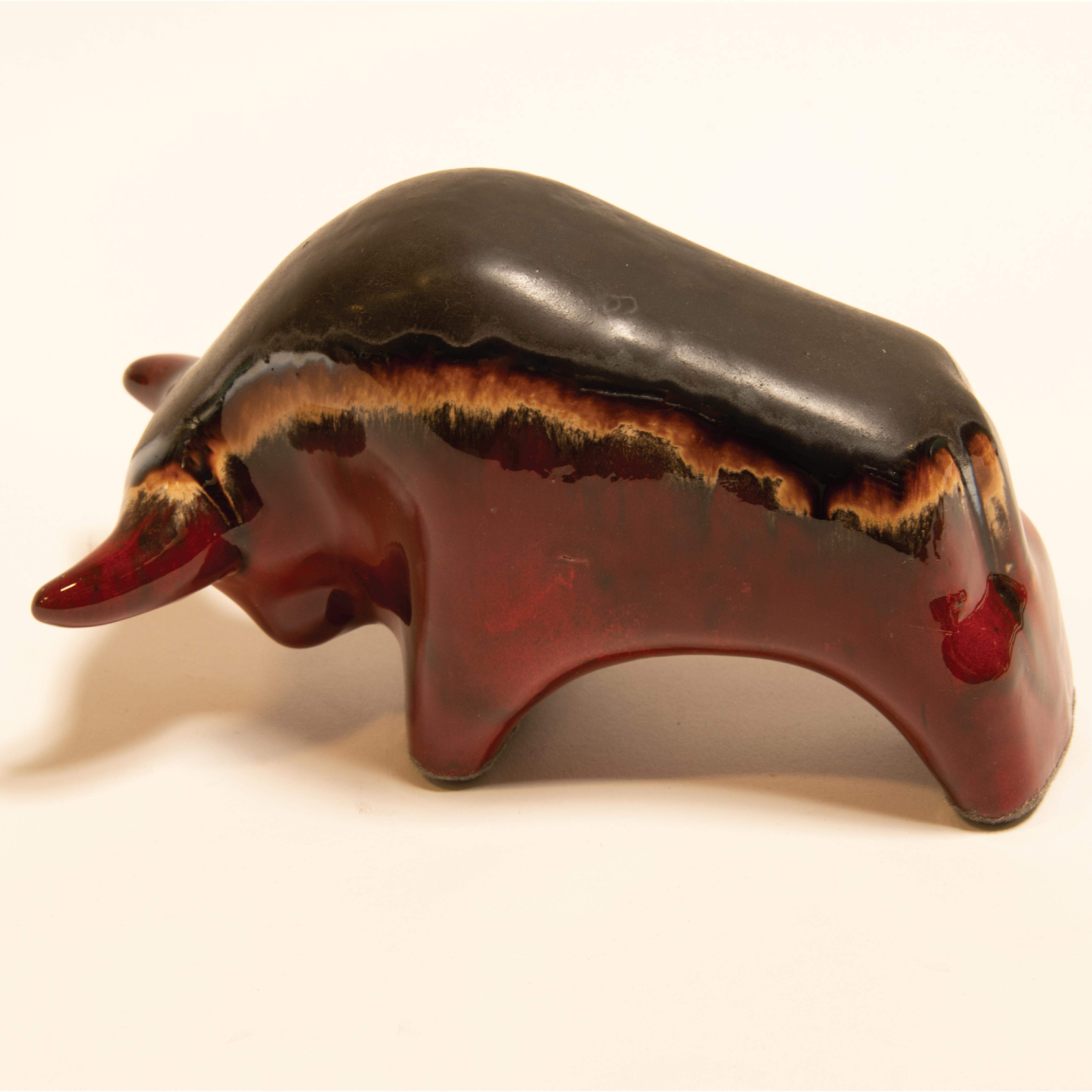 Una giocosa coppia di statuette di toro in ceramica tedesca vintage del maestro ceramista Otto Gerharz, una nei toni del marrone terroso e l'altra nei toni contrastanti dell'arancione e del verde.