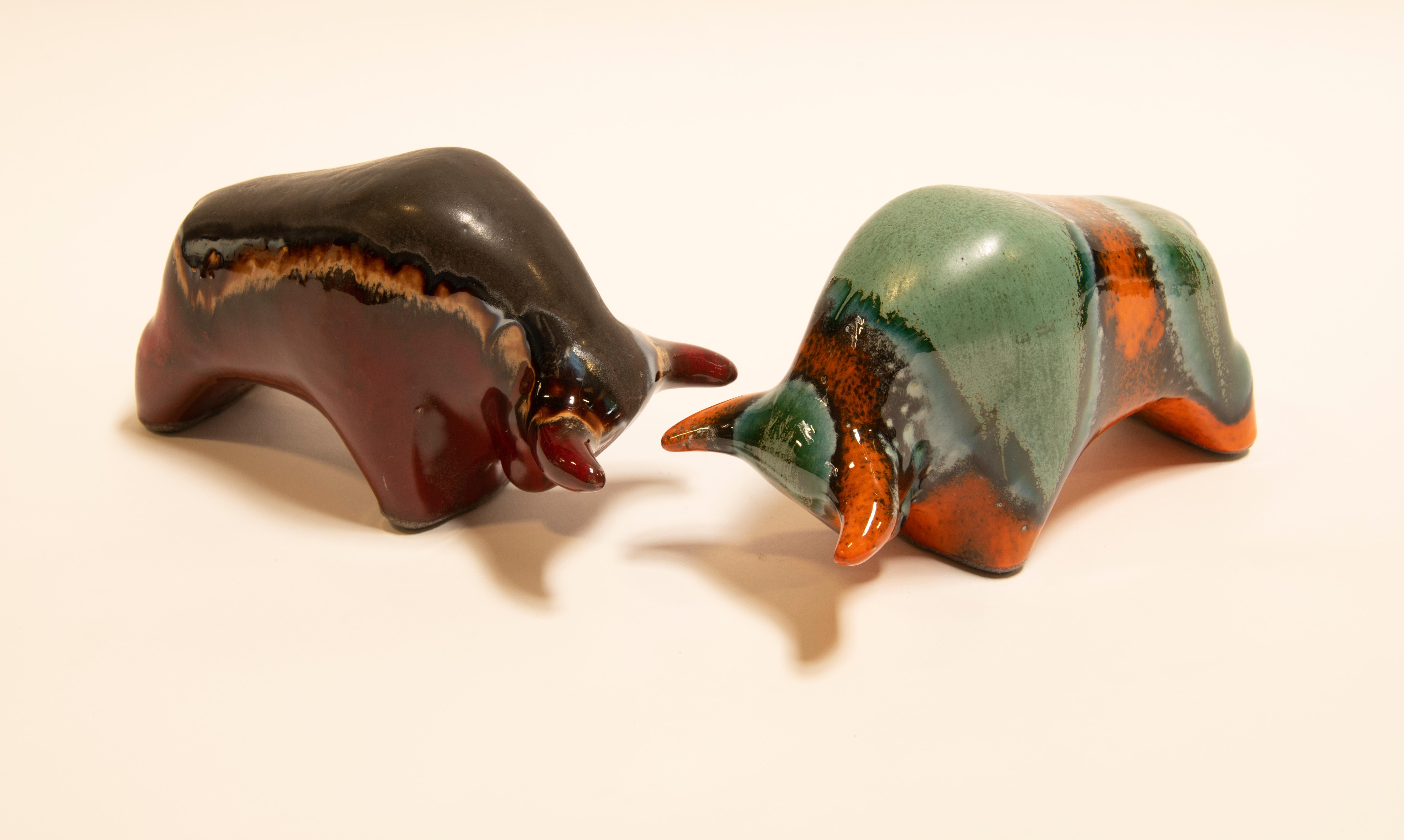 Deliziosa coppia di tori colorati in ceramica di Otto Gerharz degli anni '70 In condizioni ottime in vendita a LA, CA