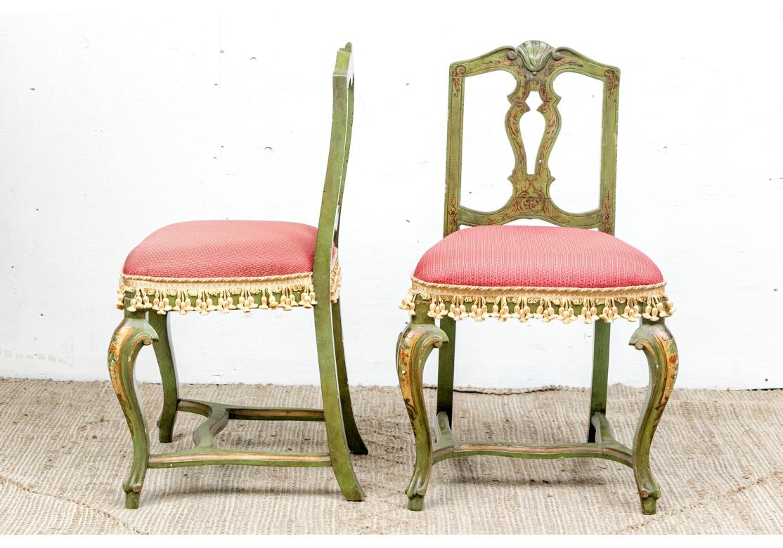 Delightful Pair Of Hand-Painted Antique Florentine Chairs Italiano en venta