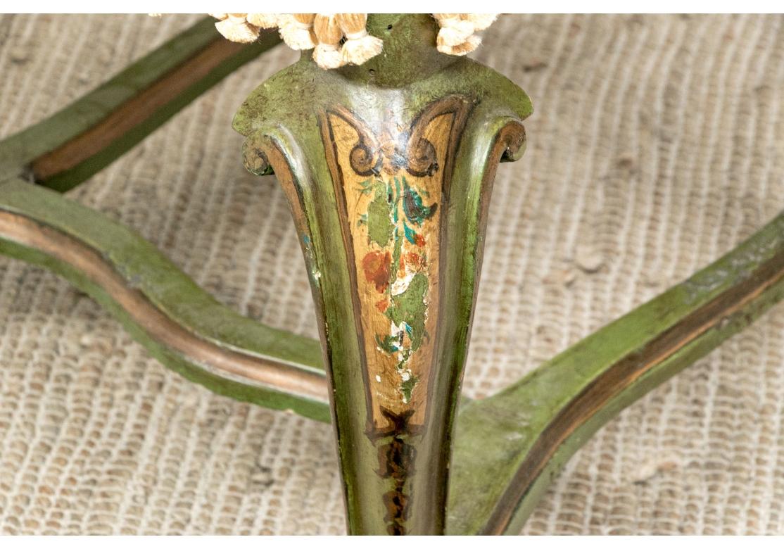 Delightful Pair Of Hand-Painted Antique Florentine Chairs Tallado a mano en venta