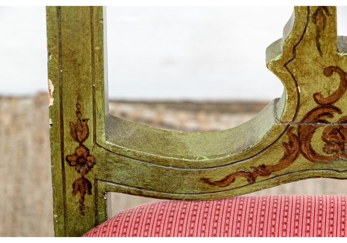 Delightful Pair Of Hand-Painted Antique Florentine Chairs en Bastante bueno estado para la venta en Bridgeport, CT
