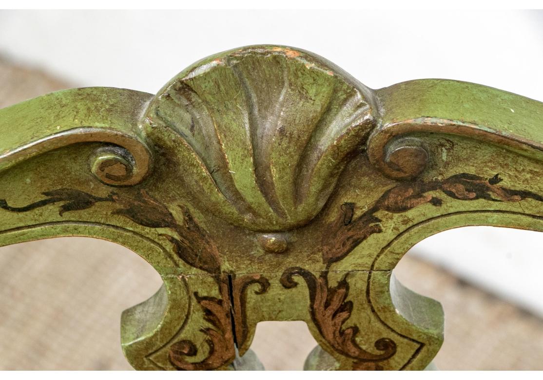 Delightful Pair Of Hand-Painted Antique Florentine Chairs Tela en venta