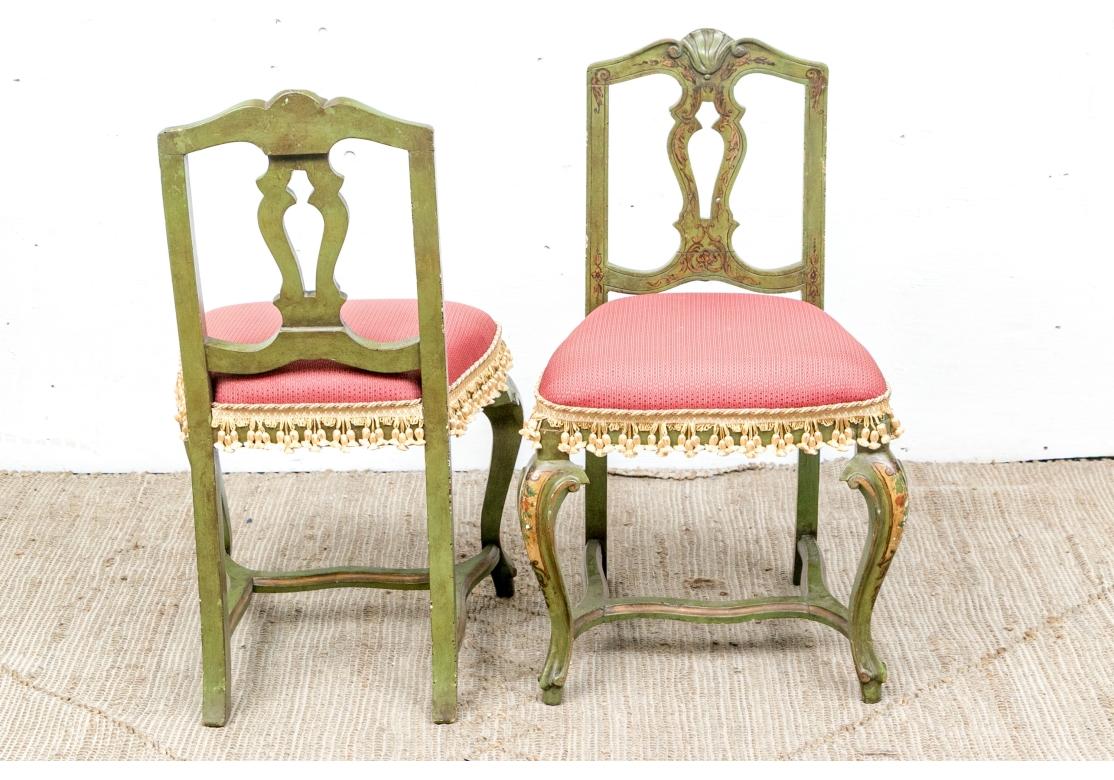 Delightful Pair Of Hand-Painted Antique Florentine Chairs en venta 2