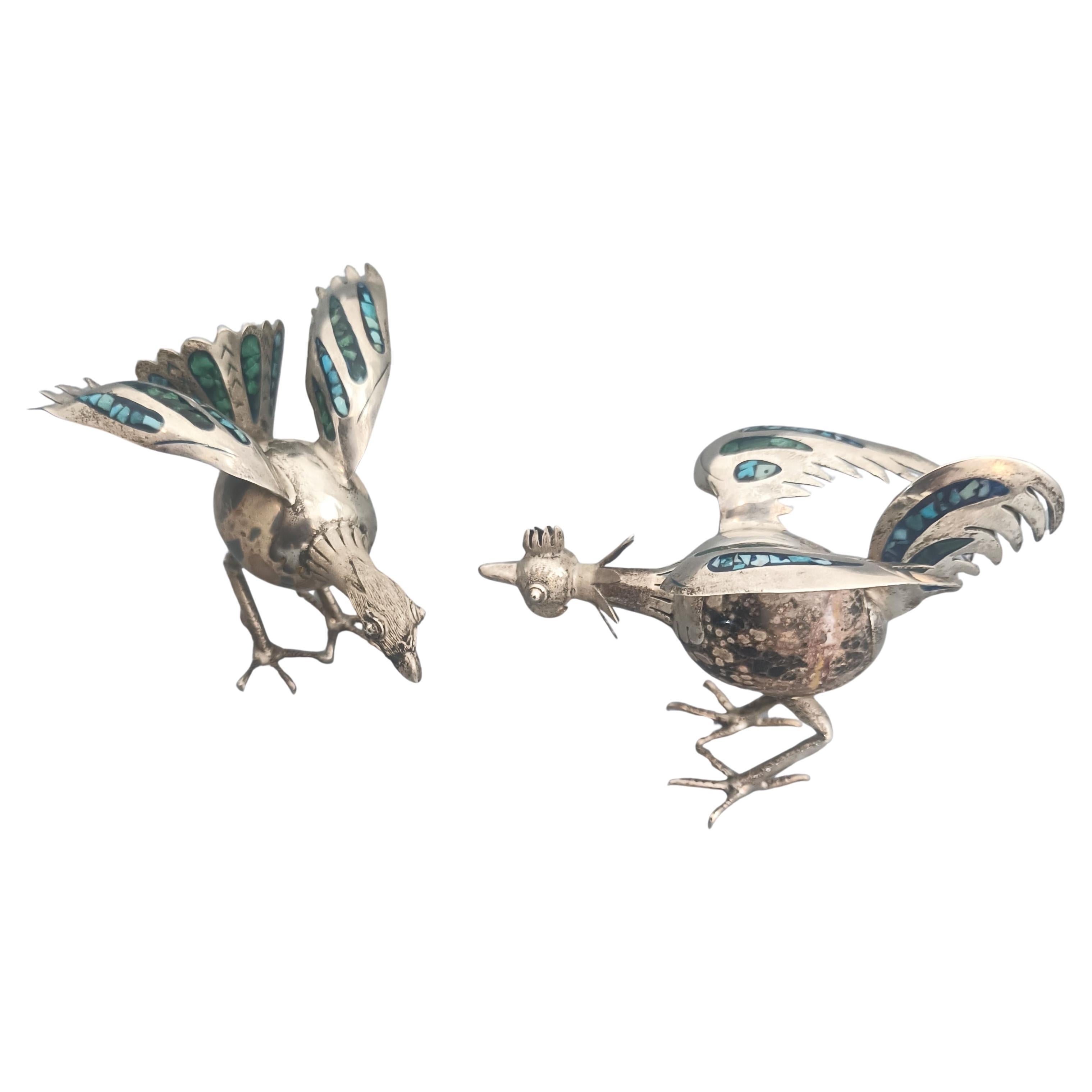 Uccelli messicani d'argento e intarsi in pietra d'epoca  combattimento di Cocks- Taxco (Stone/Agate Egg Bodies)

Una deliziosa coppia di sculture di uccelli d'epoca in argento Taxco, ognuna realizzata con un corpo 