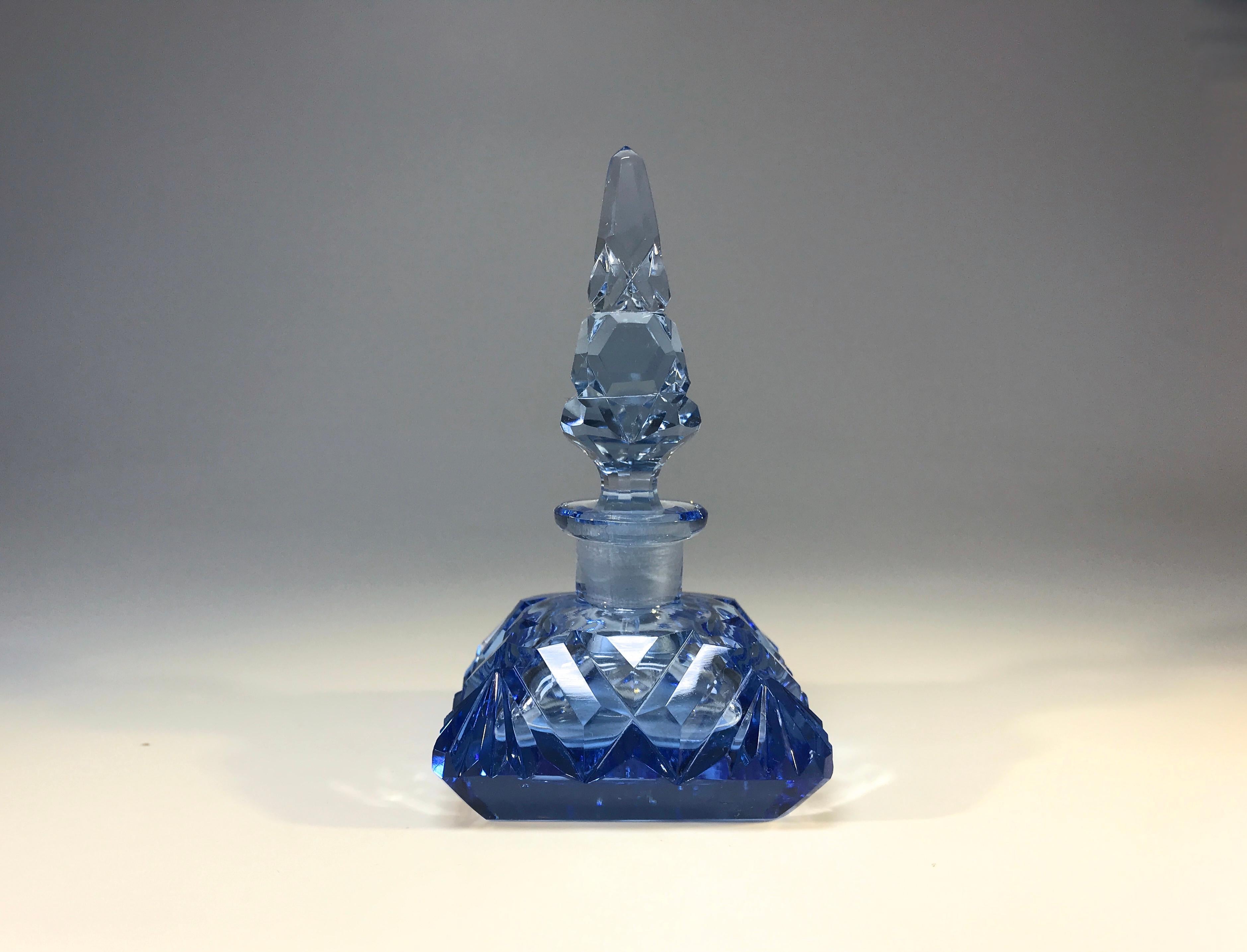 Hübsche saphirblaue kissenförmige Parfümflasche aus tschechischem Kristall CIRCA 1930er Jahre (Tschechisch) im Angebot