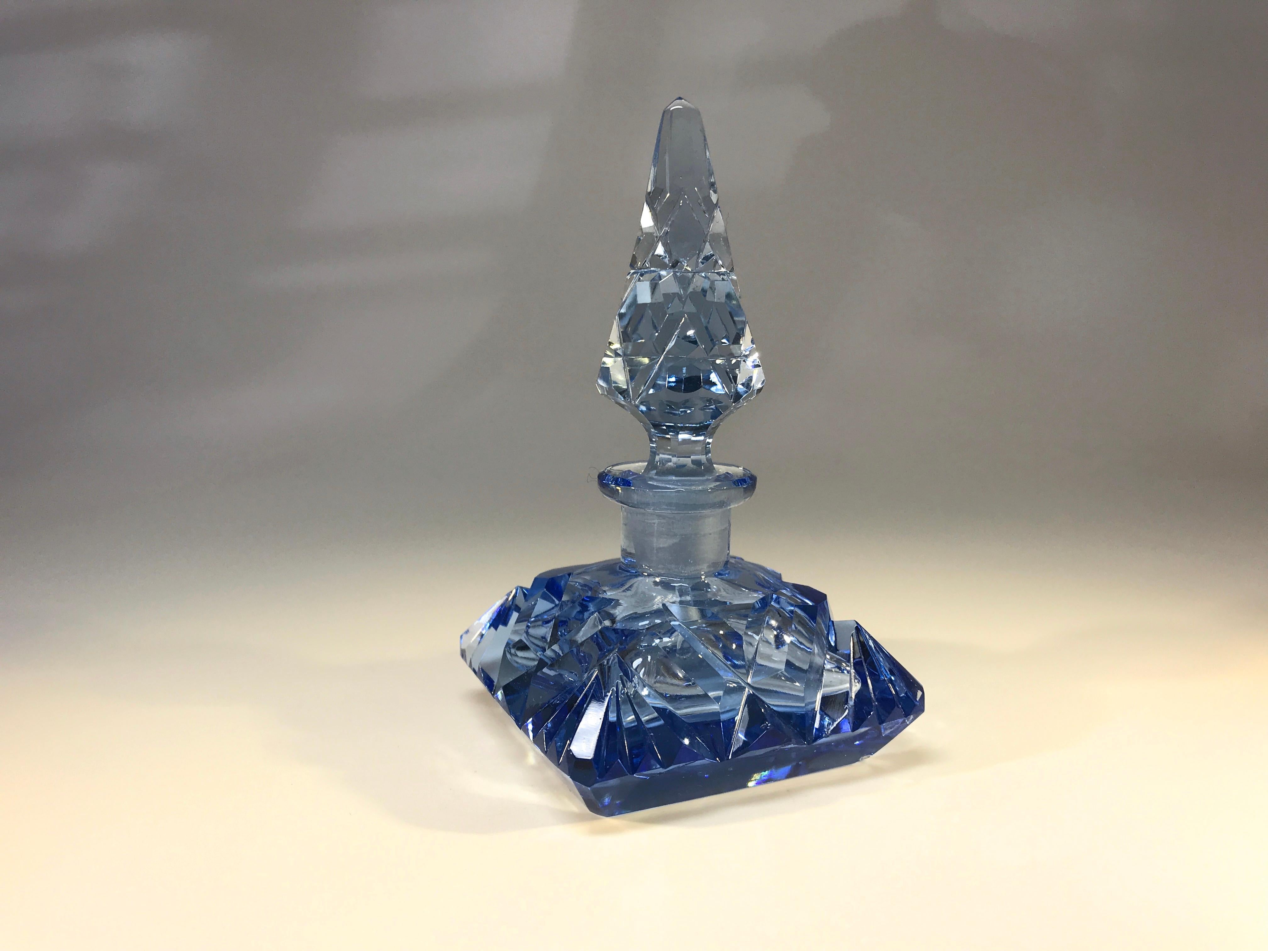 Hübsche saphirblaue kissenförmige Parfümflasche aus tschechischem Kristall CIRCA 1930er Jahre (Poliert) im Angebot