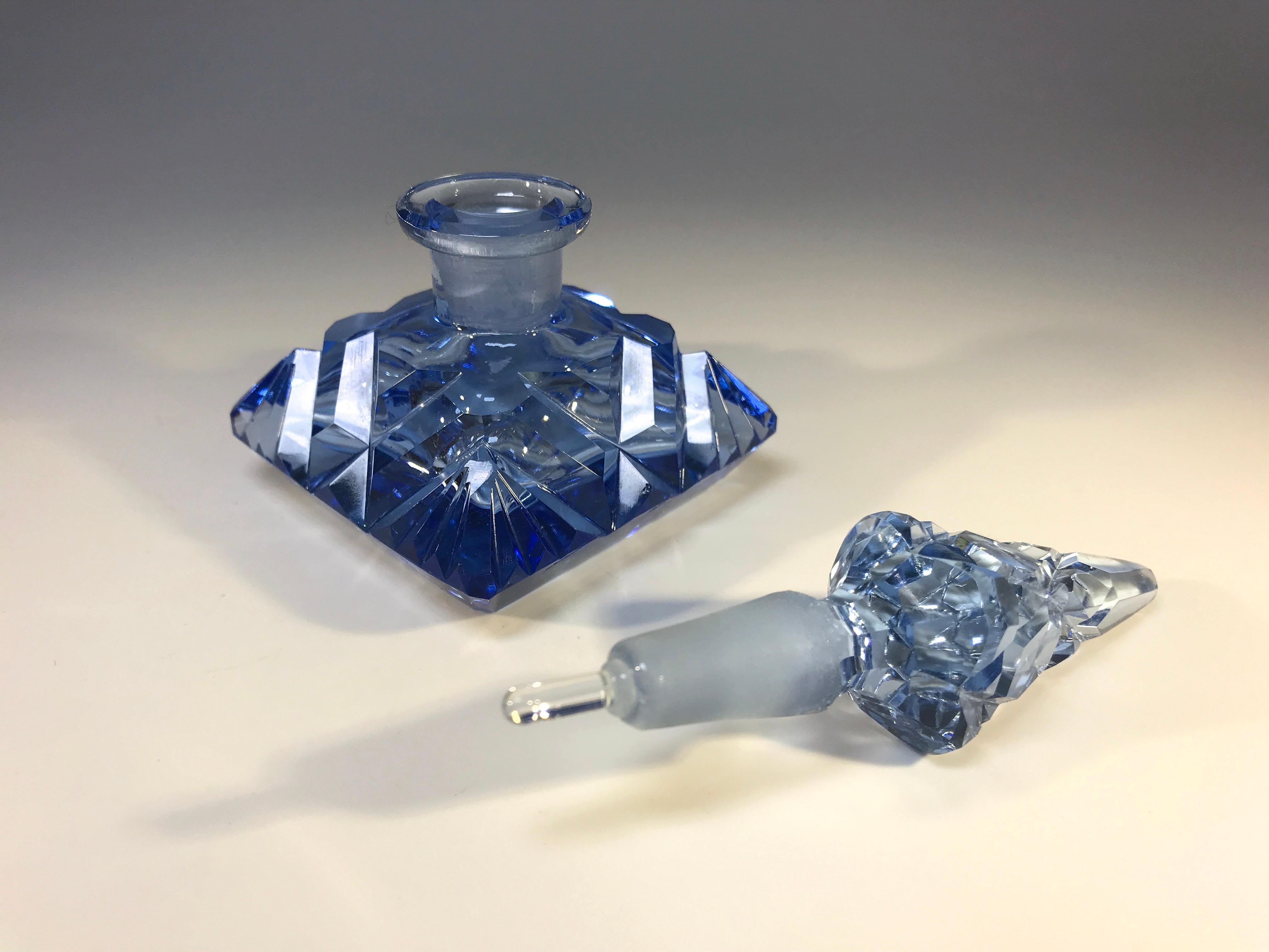 Hübsche saphirblaue kissenförmige Parfümflasche aus tschechischem Kristall CIRCA 1930er Jahre im Zustand „Gut“ im Angebot in Rothley, Leicestershire