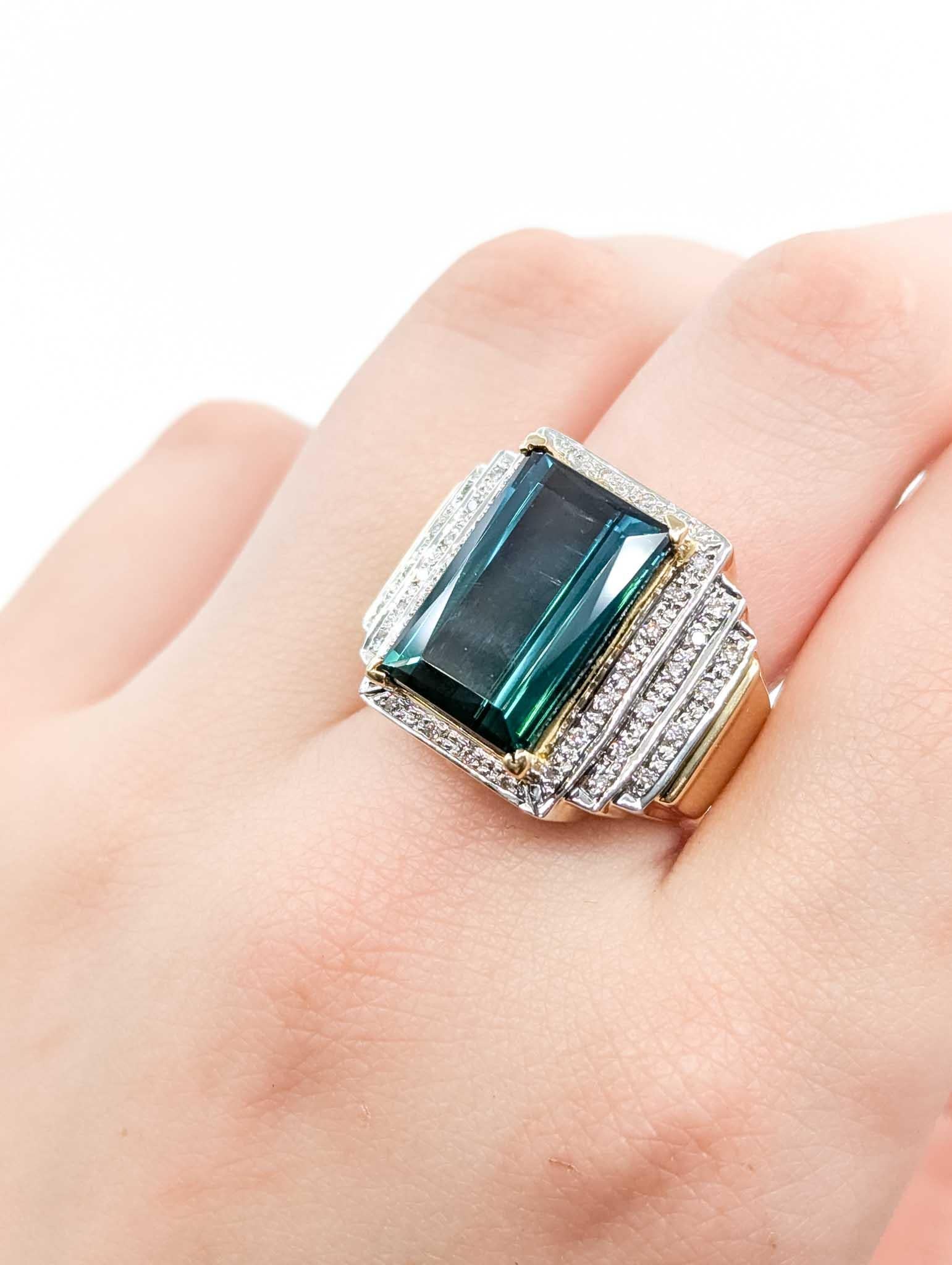 Delightful Tourmaline and Diamond Ring in 18k Yellow Gold (Smaragdschliff) im Angebot