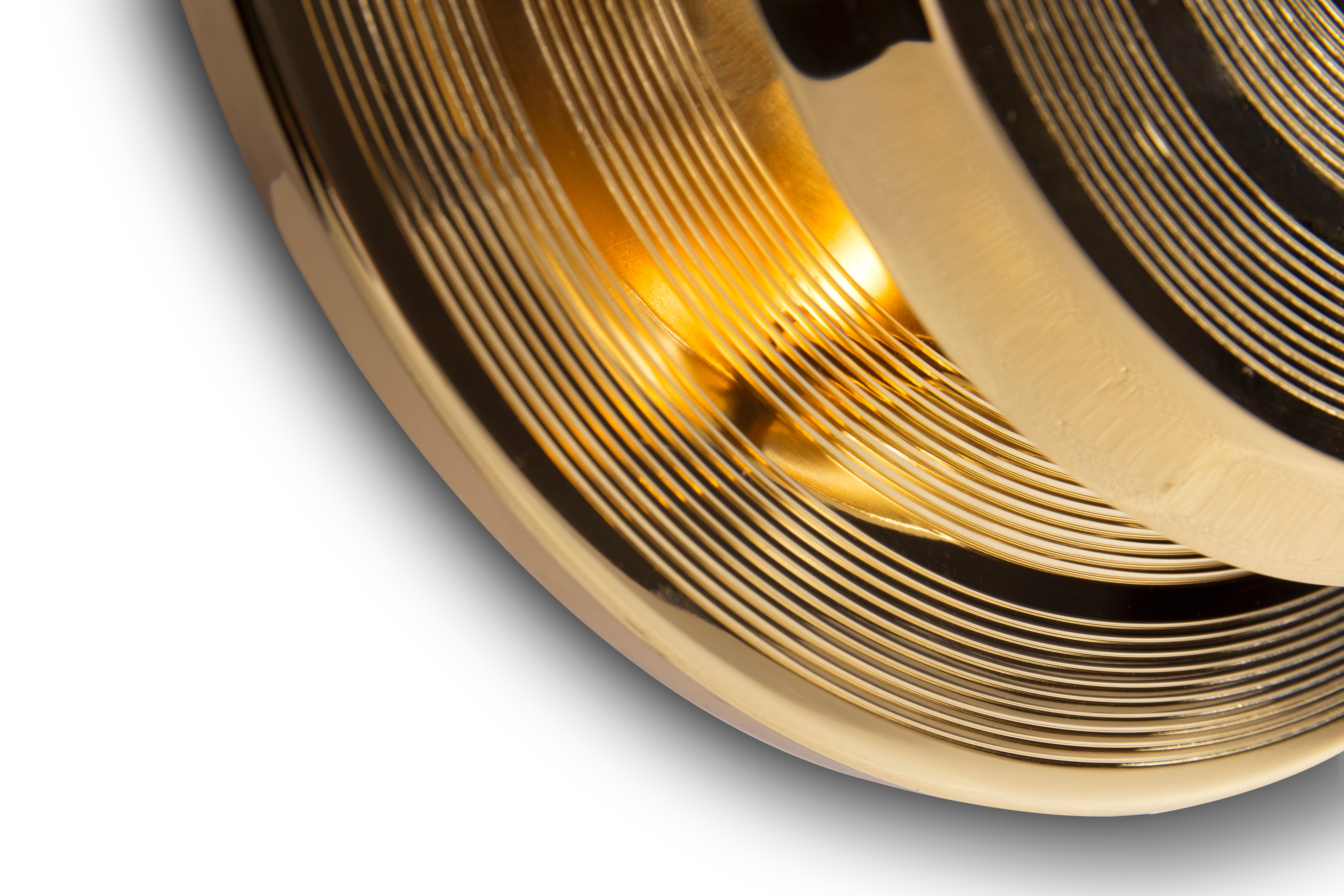 Hendrix Round Wall Light in Brass with Gold-Plated Finish (Moderne der Mitte des Jahrhunderts) im Angebot