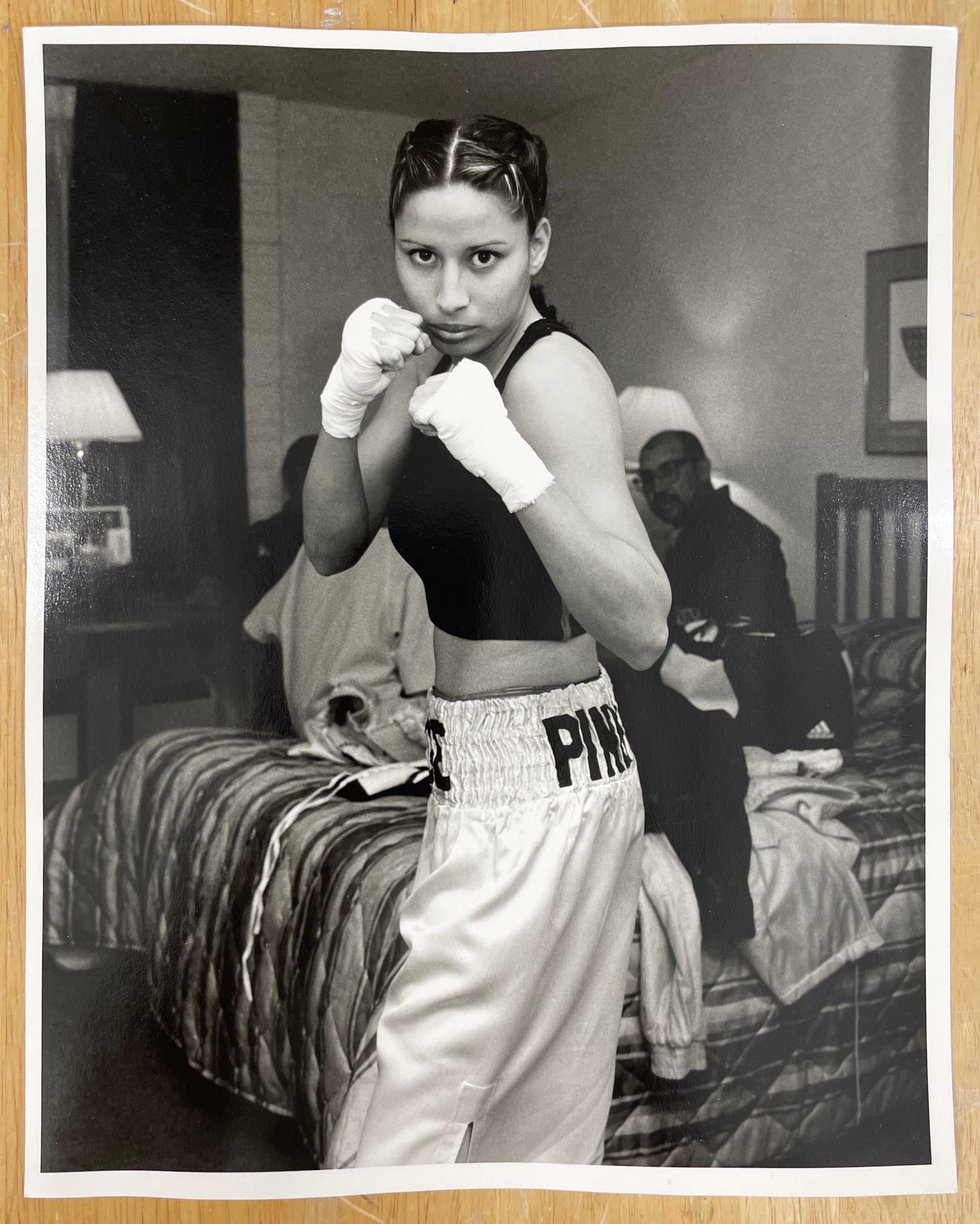 Rosa – Vintage-Schwarz-Weiß-Fotografie in limitierter Auflage, Frau als Künstlerin, Boxer – Photograph von Delilah Montoya