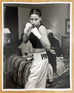 Pink - Fotografia vintage in bianco e nero in edizione limitata, artista donna, pugile