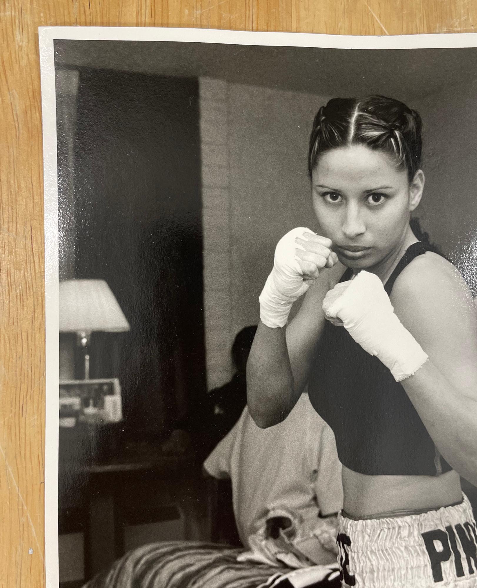 Rosa – Vintage-Schwarz-Weiß-Fotografie in limitierter Auflage, Frau als Künstlerin, Boxer im Angebot 2