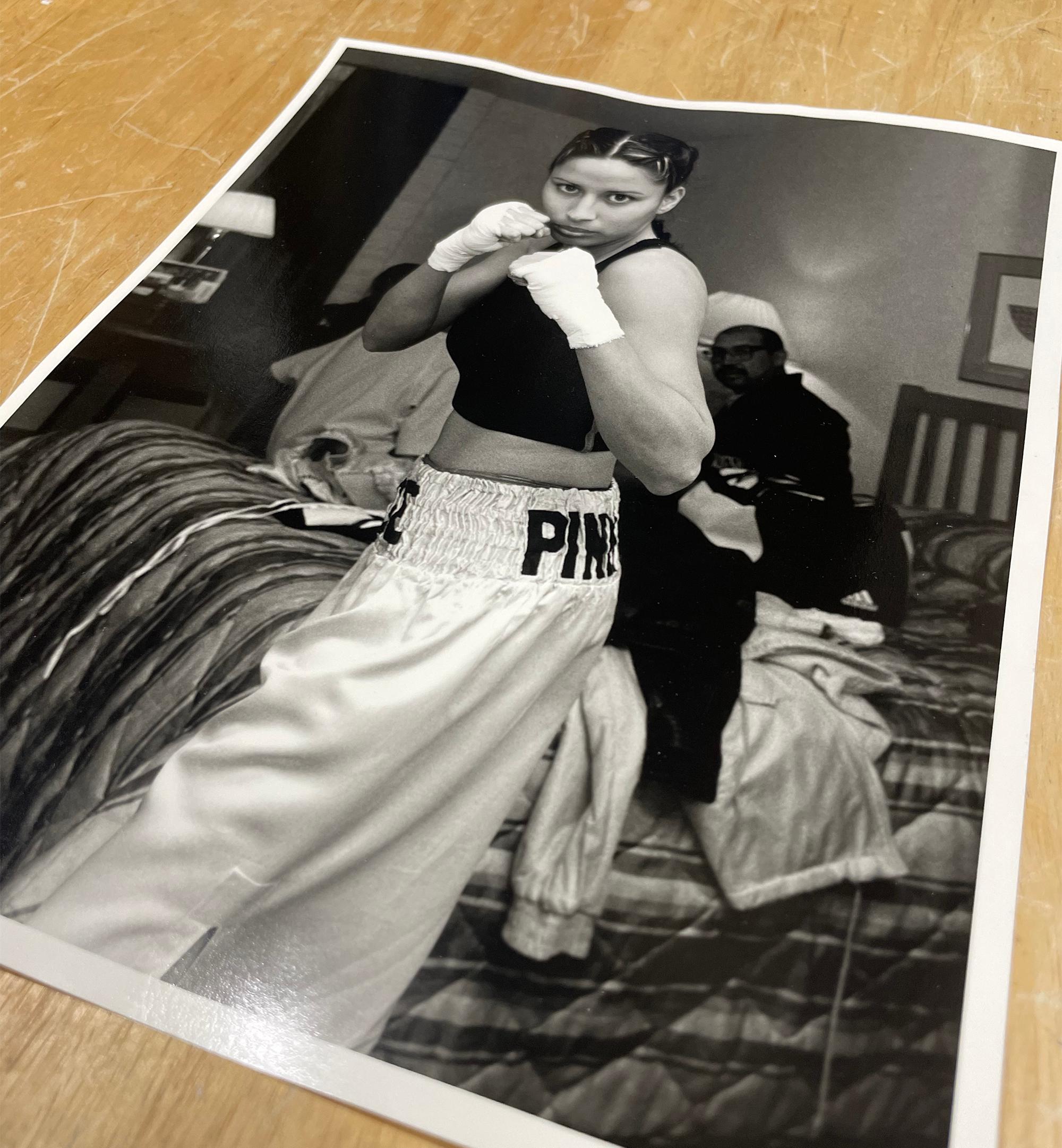 Rosa – Vintage-Schwarz-Weiß-Fotografie in limitierter Auflage, Frau als Künstlerin, Boxer im Angebot 3