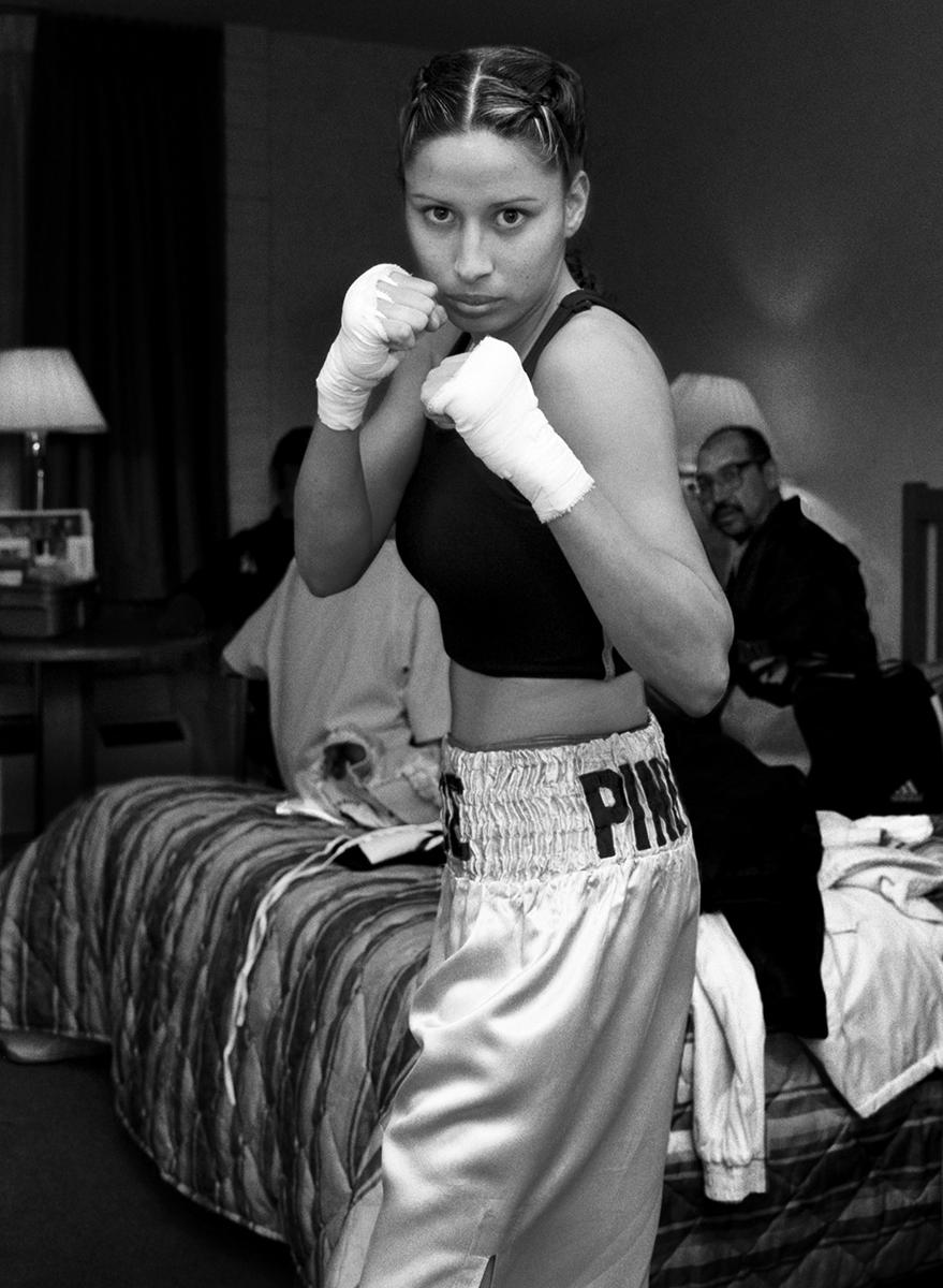 Delilah Montoya Black and White Photograph – Rosa – Vintage-Schwarz-Weiß-Fotografie in limitierter Auflage, Frau als Künstlerin, Boxer