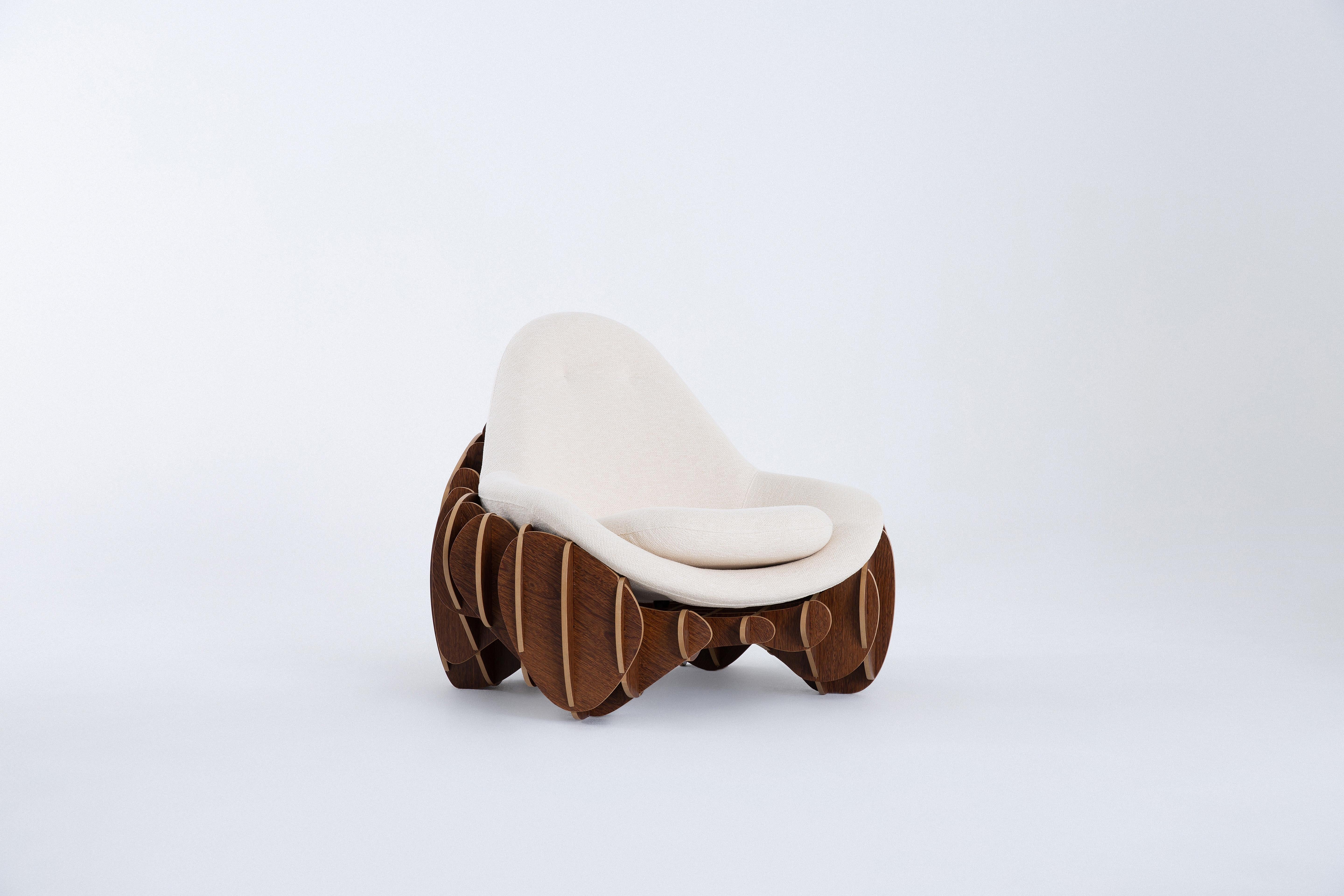 Der Sessel Delírios des renommierten brasilianischen Designers Guto Requena ist eine Verschmelzung von Tradition und Innovation und ein Beispiel für die Entwicklung zeitgenössischer Möbel durch digitale Handwerkskunst. Dieses markante Stück