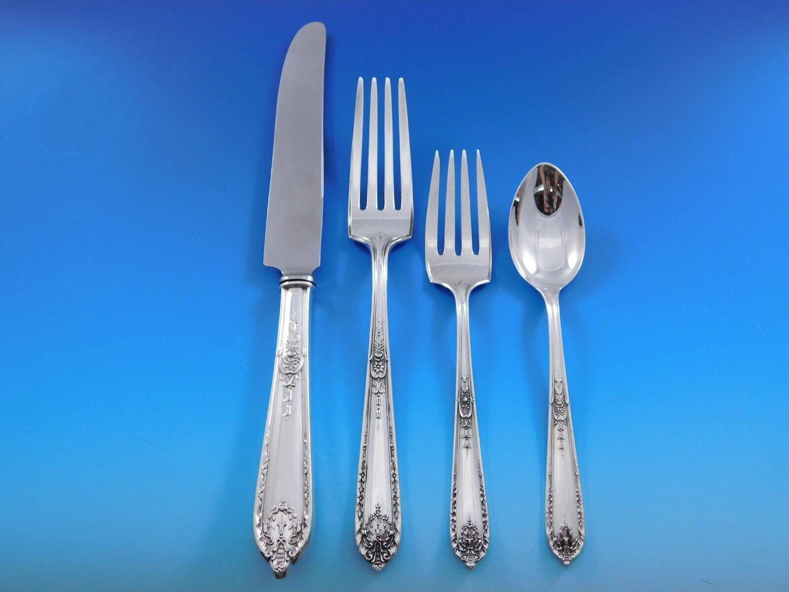 Rare Ensemble de couverts pour le dîner et le déjeuner Della Robbia by Alvin, circa 1922, en argent sterling - 87 pièces (dont de nombreuses pièces rares). Cet ensemble comprend :

8 Couteaux de table, 9 3/4
8 fourchettes de table, 7 5/8