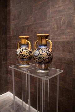 Paire de vases en majolique de couleur italienne Della Robbia