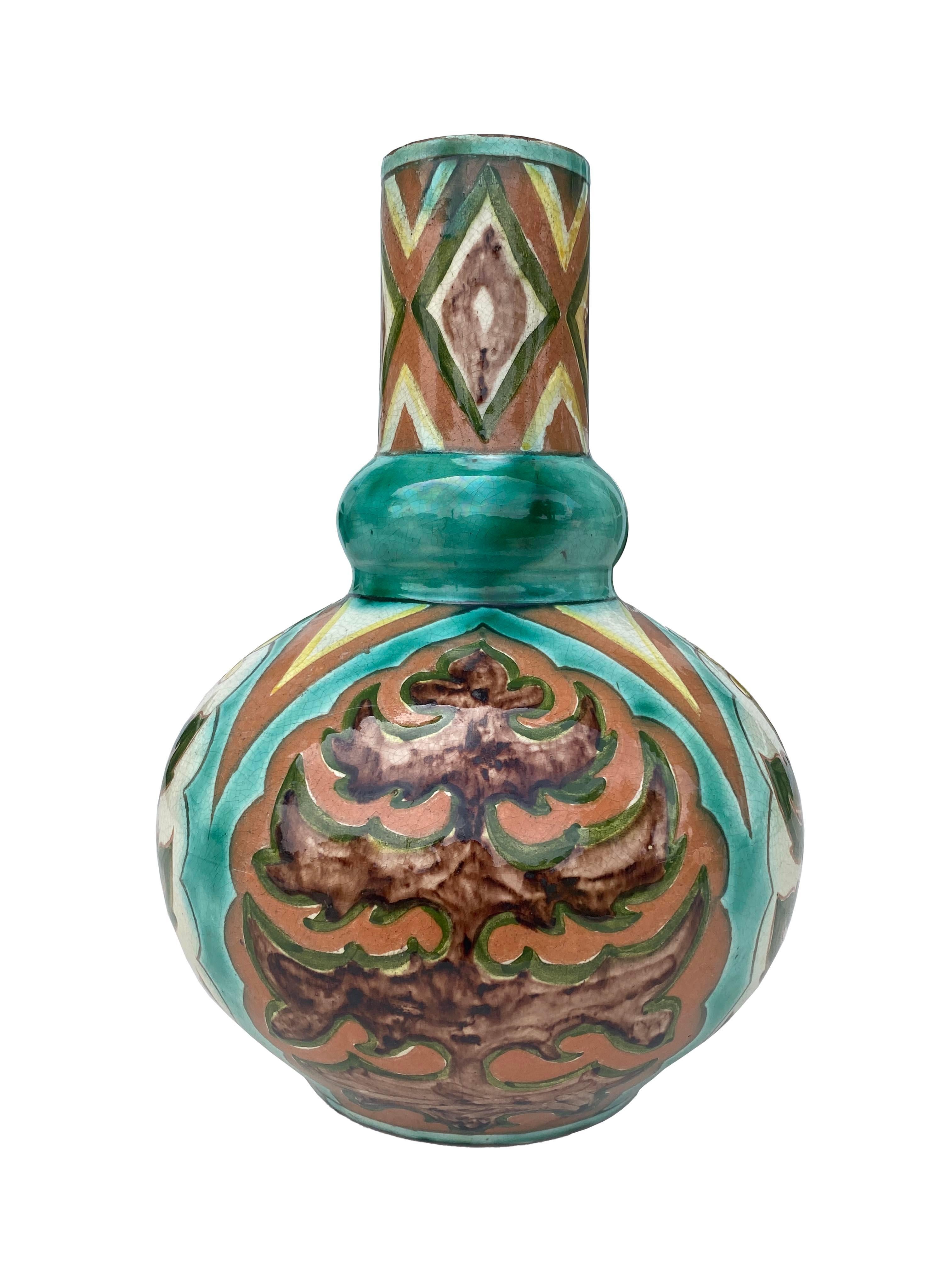 Una squisita bottiglia di Della Robbia Pottery smaltata, una vera meraviglia per i collezionisti e gli appassionati. Realizzato con una meticolosa attenzione ai dettagli, questo raro reperto vanta un'accattivante miscela di tonalità vibranti, con