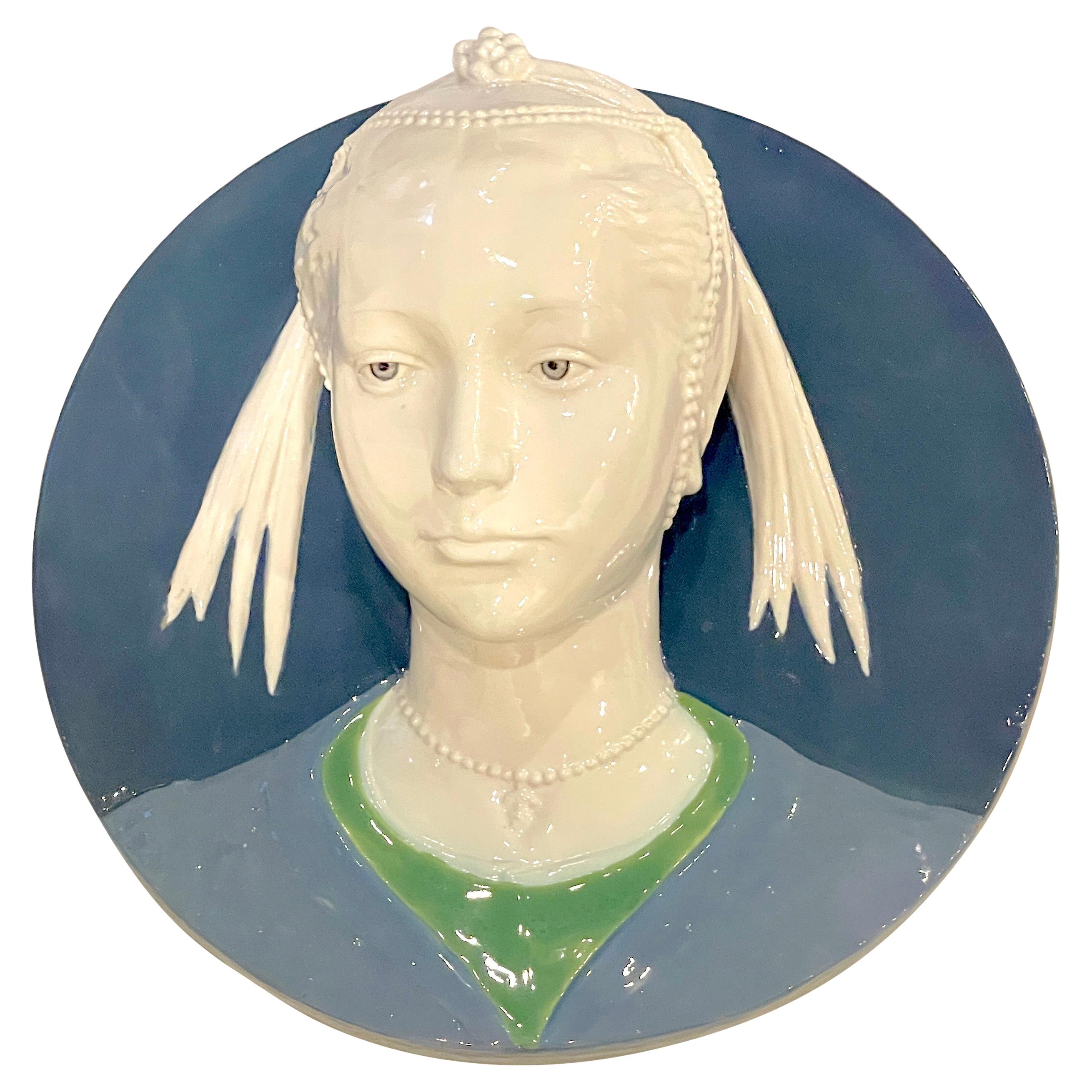 Plaque sculptée de portrait d'une jeune fille bijoutière de style Della Robbia, par Cantagalli