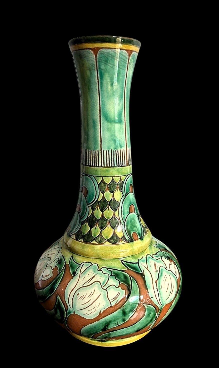 Della Robbia Vase In Good Condition For Sale In Chipping Campden, GB