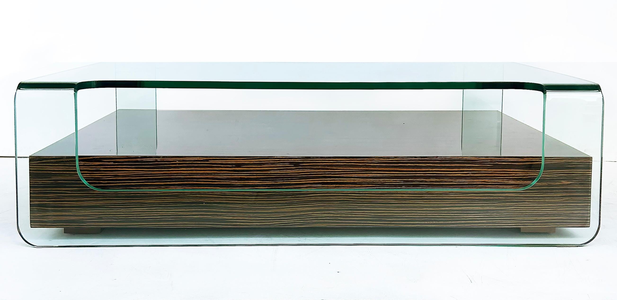DellaRobbia Metro Coffee Cocktail Table by Javier Palomares, Italie


Cette table contemporaine est une étonnante table basse rectangulaire avec un centre en bois de zebrano entouré d'un couvercle en verre courbé. Ses deux couches offrent un espace