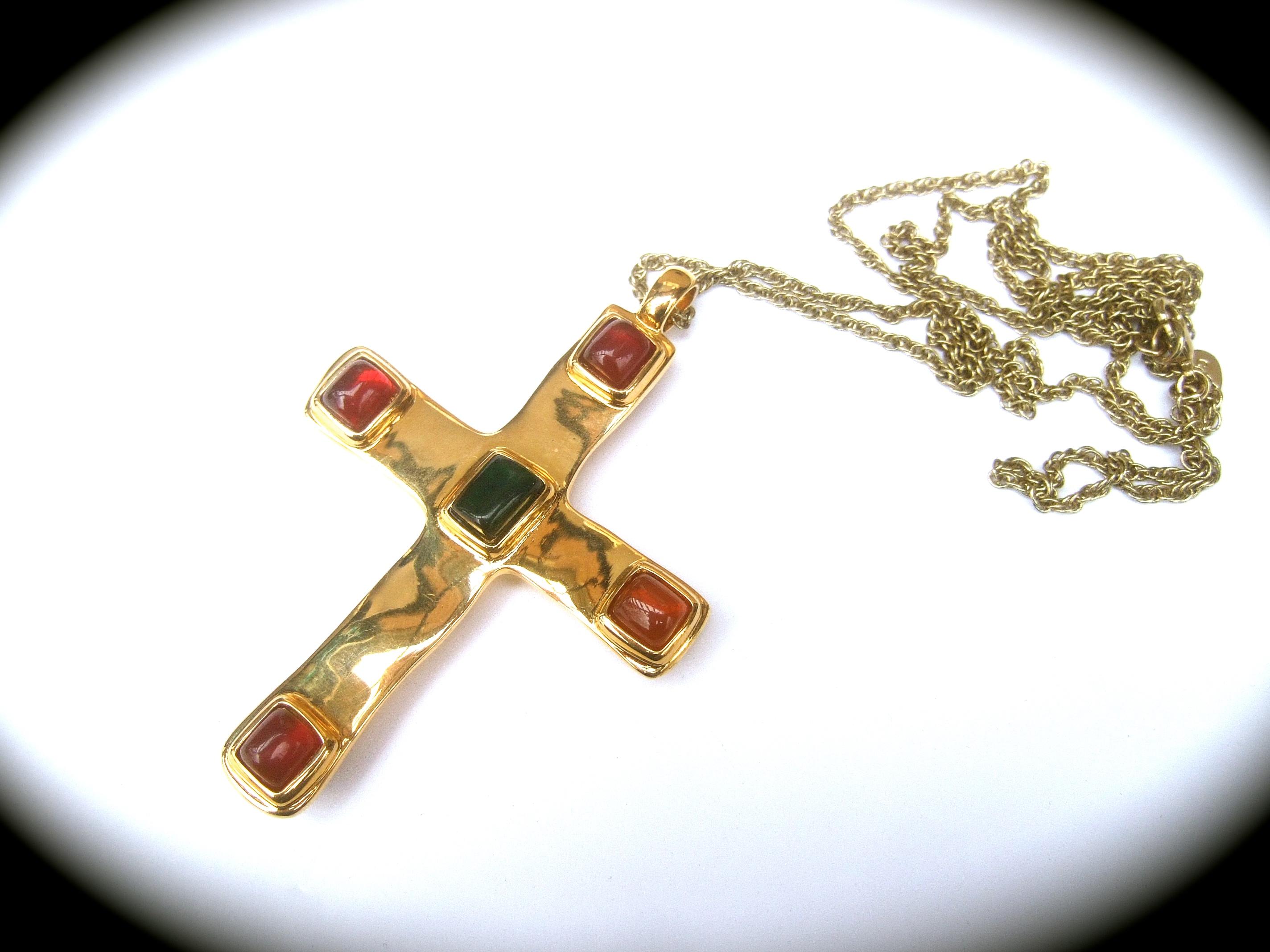 Dellio Large Gilt Metal Poured Resin Cross Pendant Necklace c 1980s For Sale 2