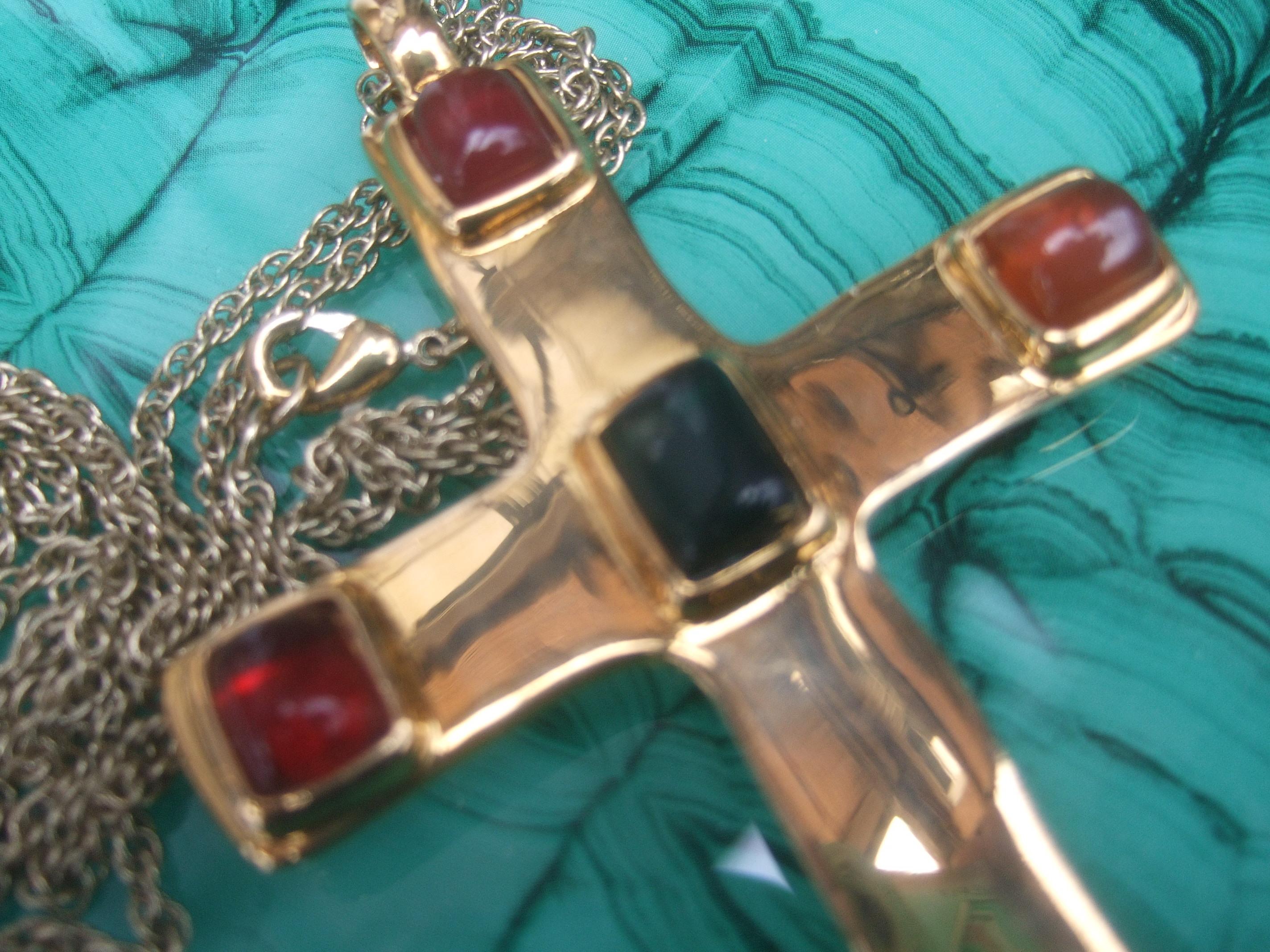 Dellio Large Gilt Metal Poured Resin Cross Pendant Necklace c 1980s For Sale 3
