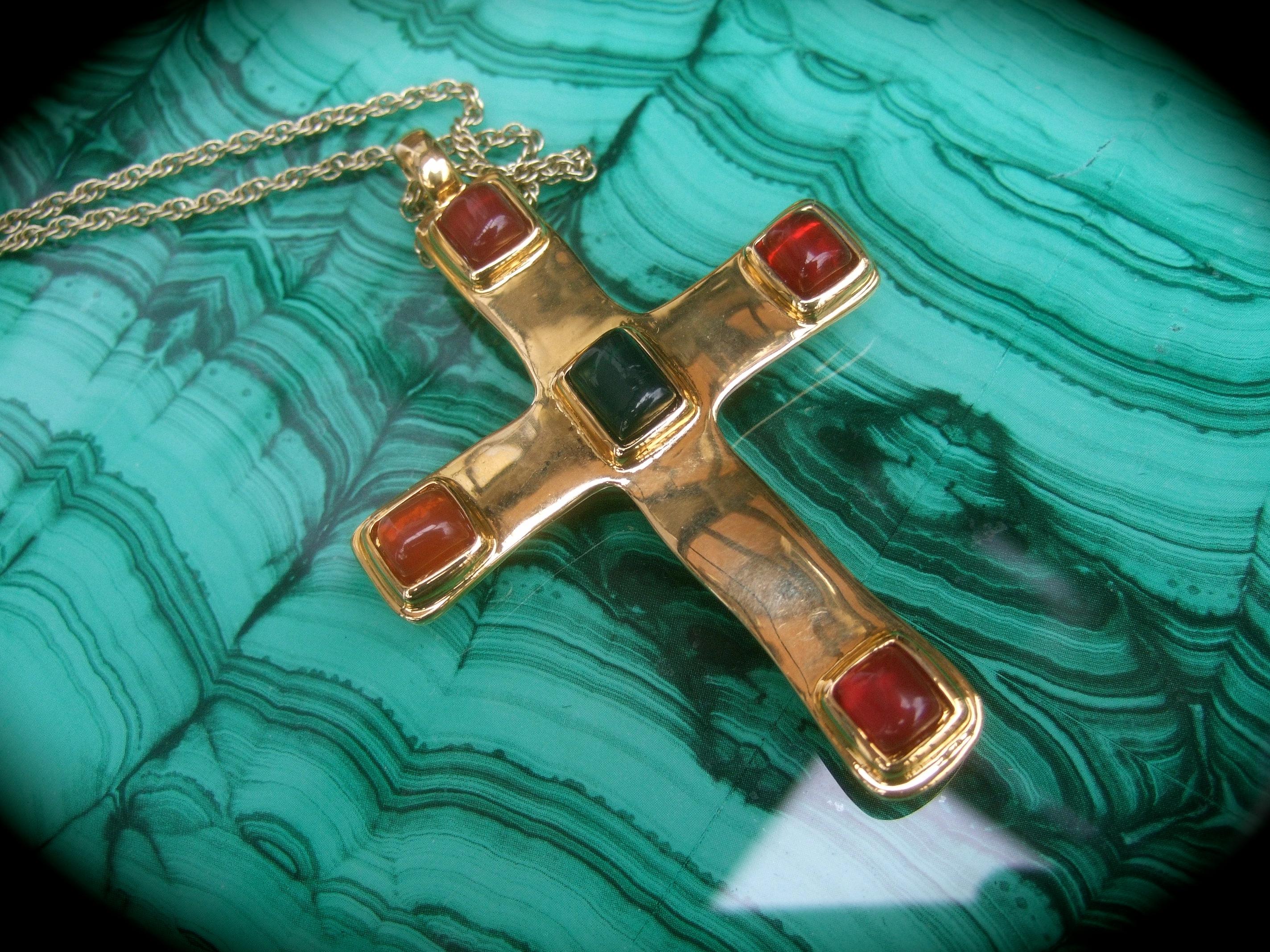 Dellio Large Gilt Metal Poured Resin Cross Pendant Necklace c 1980s For Sale 5