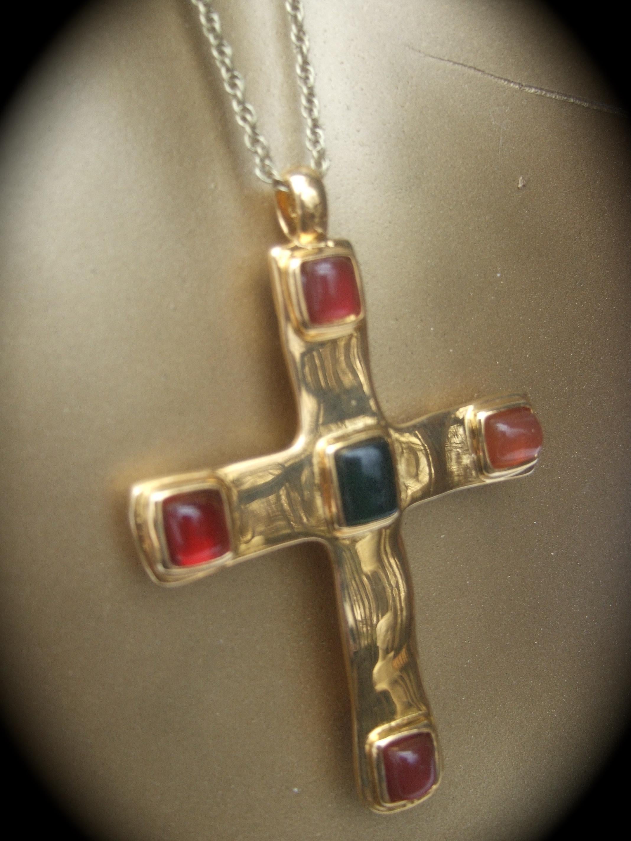 Dellio Large Gilt Metal Poured Resin Cross Pendant Necklace c 1980s For Sale 6