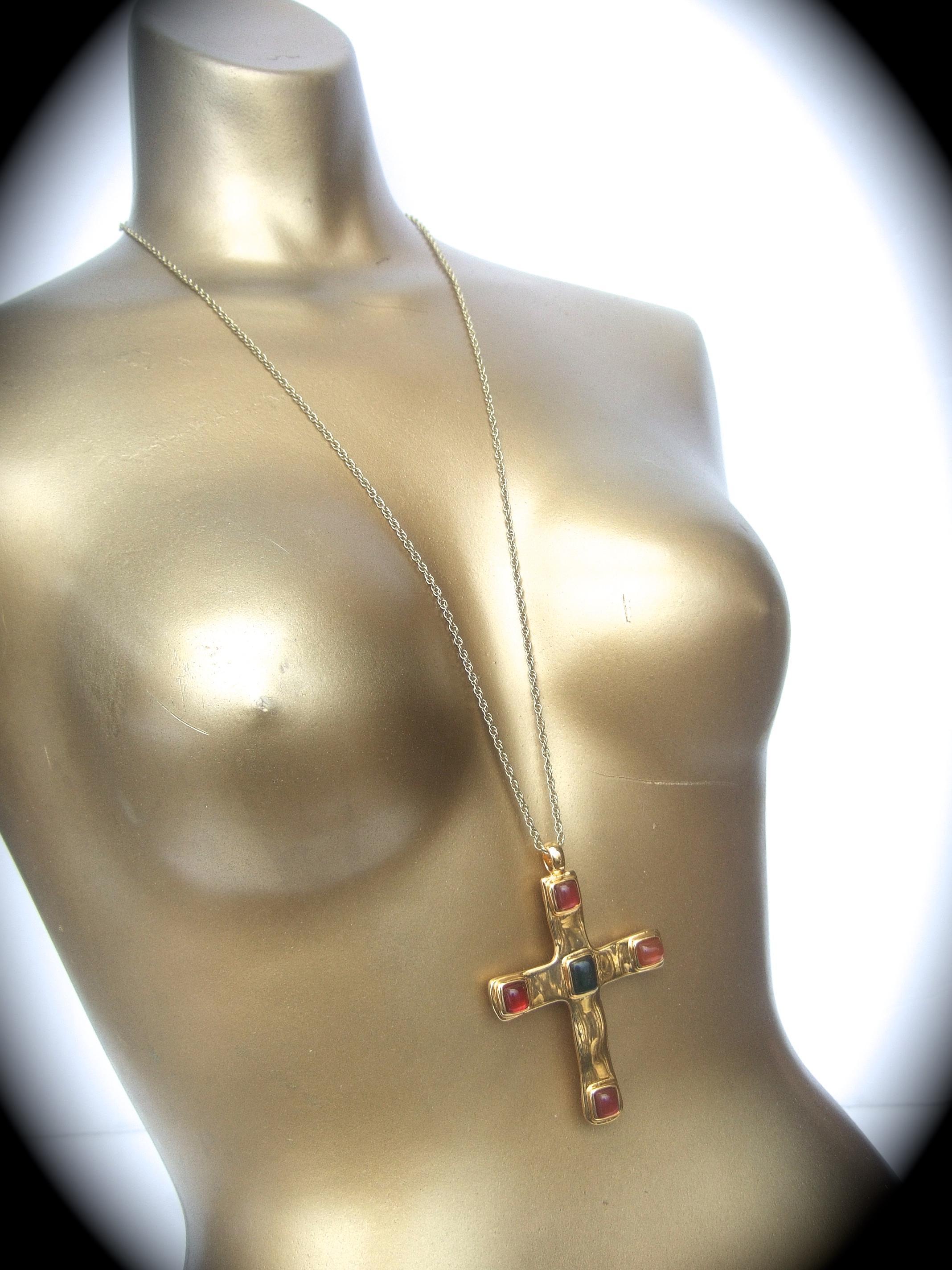 Dellio Large Gilt Metal Poured Resin Cross Pendant Necklace c 1980s For Sale 7