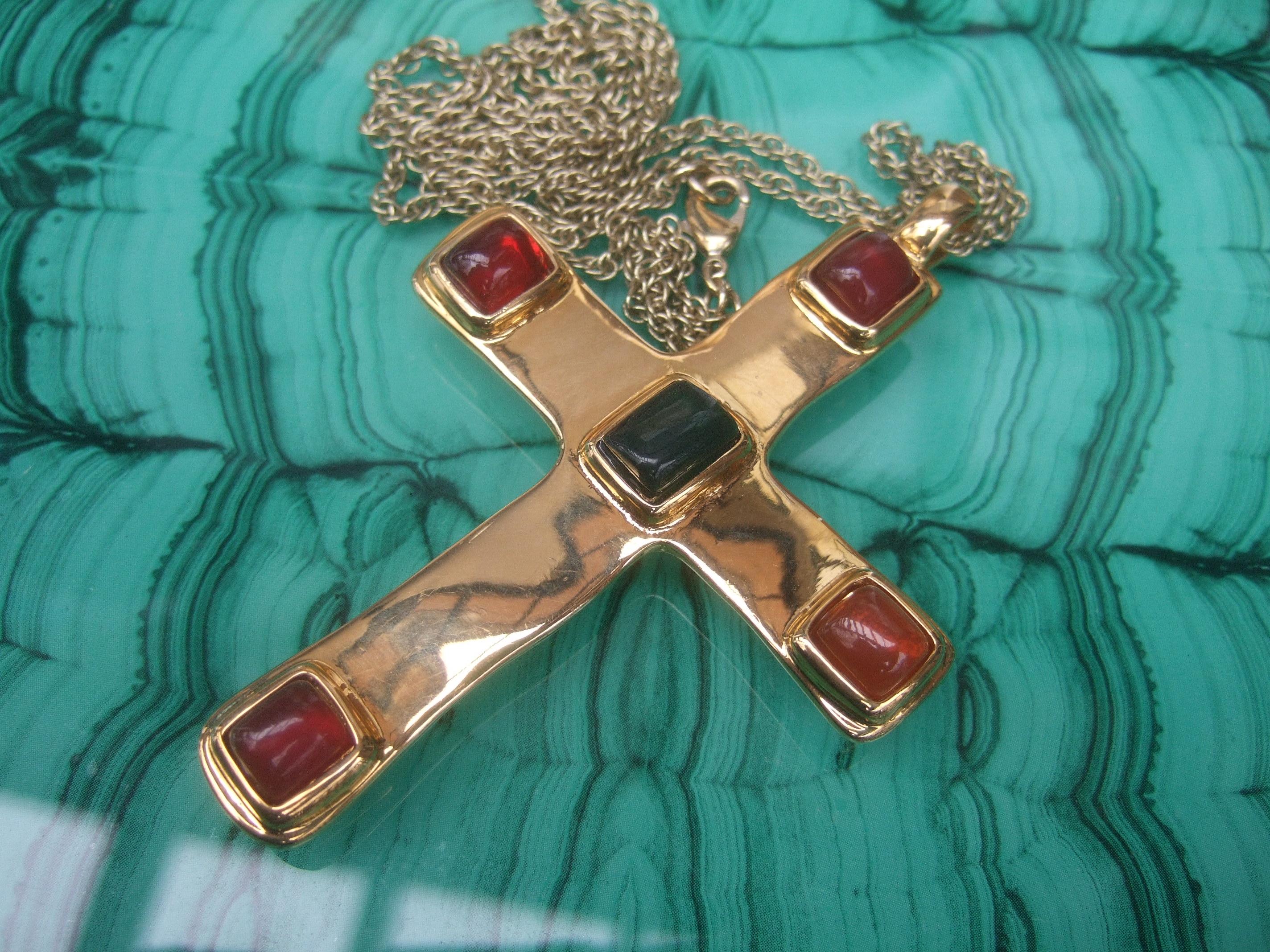 Dellio Large Gilt Metal Poured Resin Cross Pendant Necklace c 1980s For Sale 9