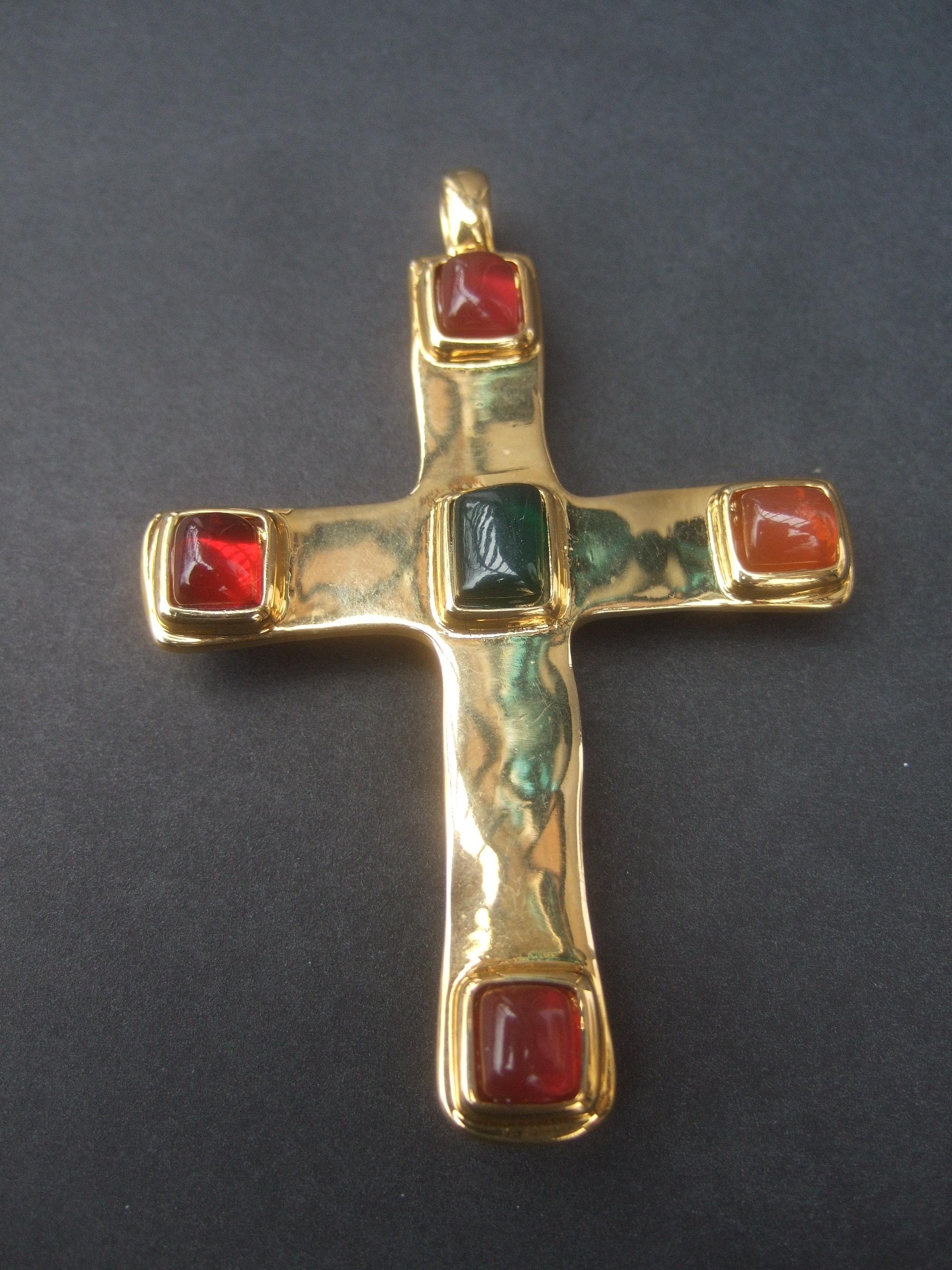 Dellio Large Gilt Metal Poured Resin Cross Pendant Necklace c 1980s For Sale 11