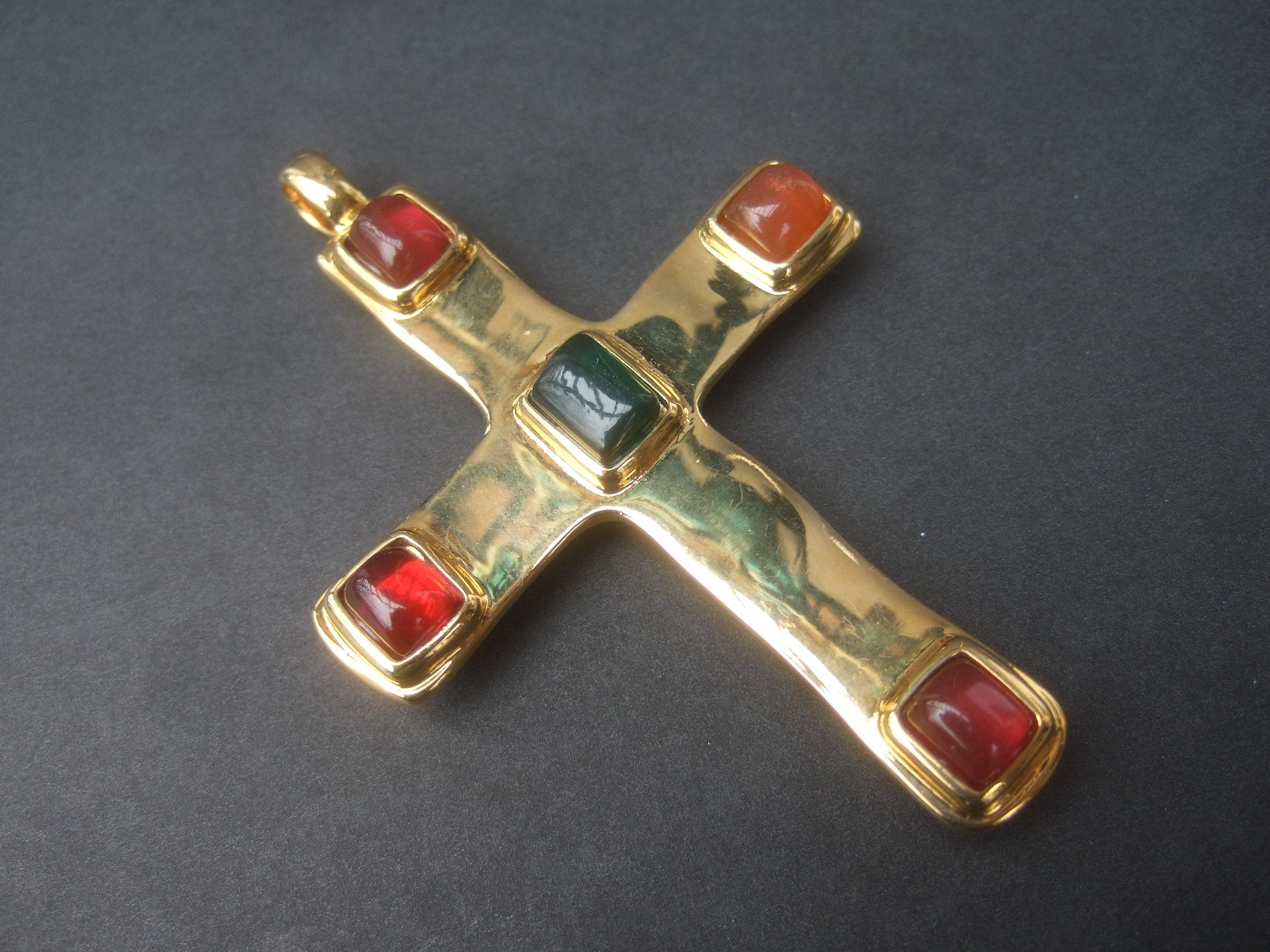 Artigiano Collana con ciondolo a forma di croce in resina dorata Dellio grande, anni '80 circa in vendita