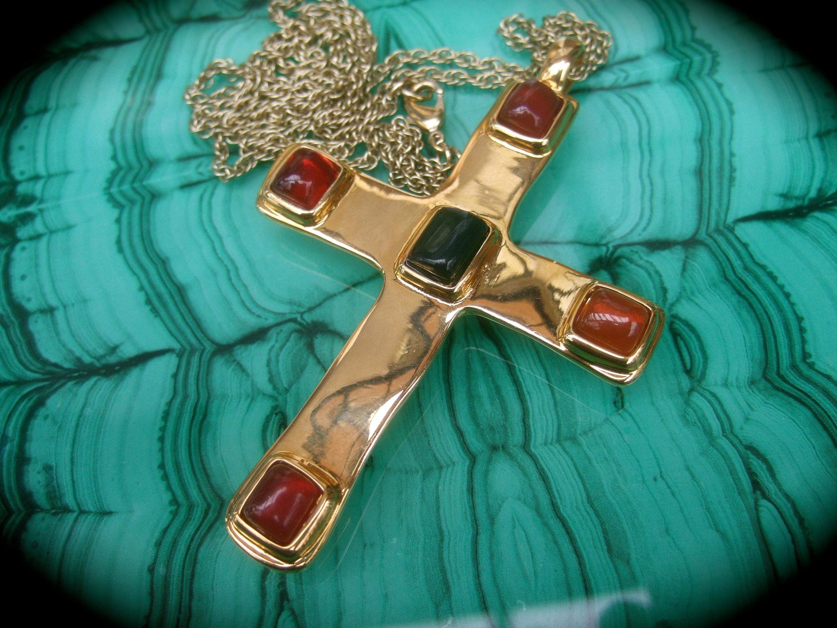 Dellio Large Gilt Metal Poured Resin Cross Pendant Necklace c 1980s In Good Condition For Sale In University City, MO