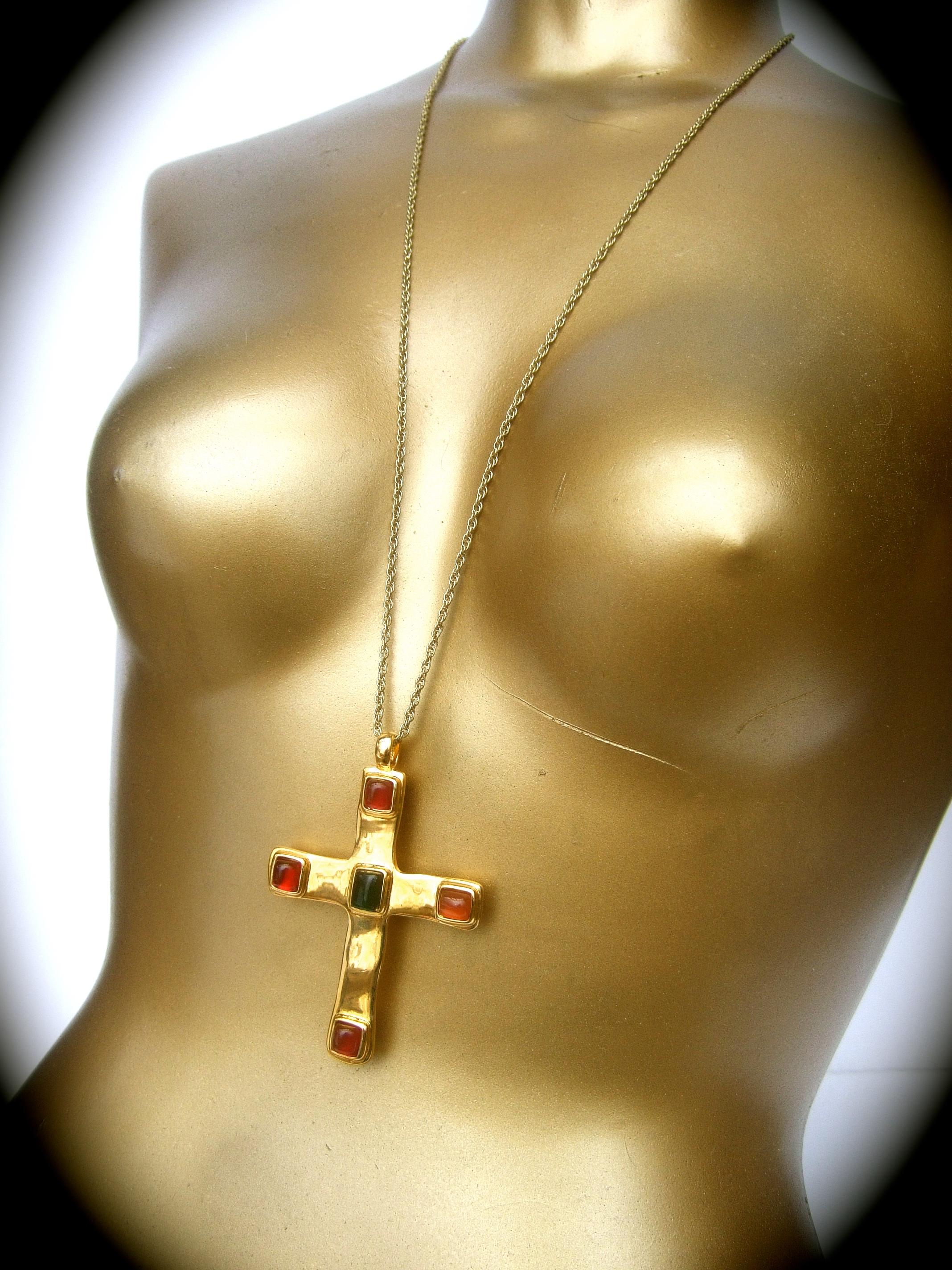 Dellio Large Gilt Metal Poured Resin Cross Pendant Necklace c 1980s For Sale 1