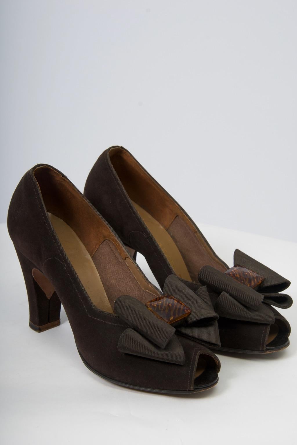 Noir Delman - Chaussures en daim marron à bout ouvert, vers 1950 en vente