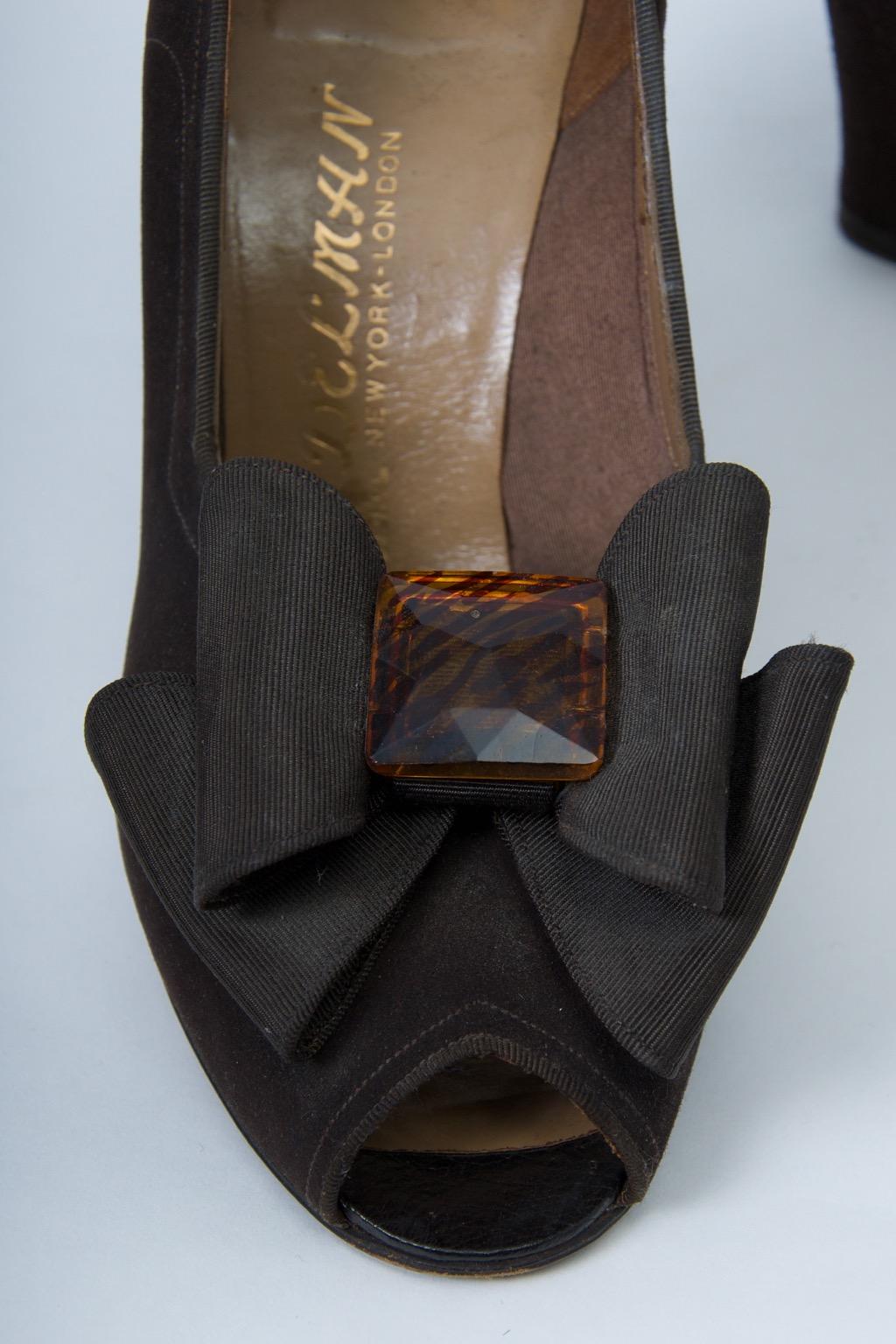 Delman - Chaussures en daim marron à bout ouvert, vers 1950 Bon état - En vente à Alford, MA
