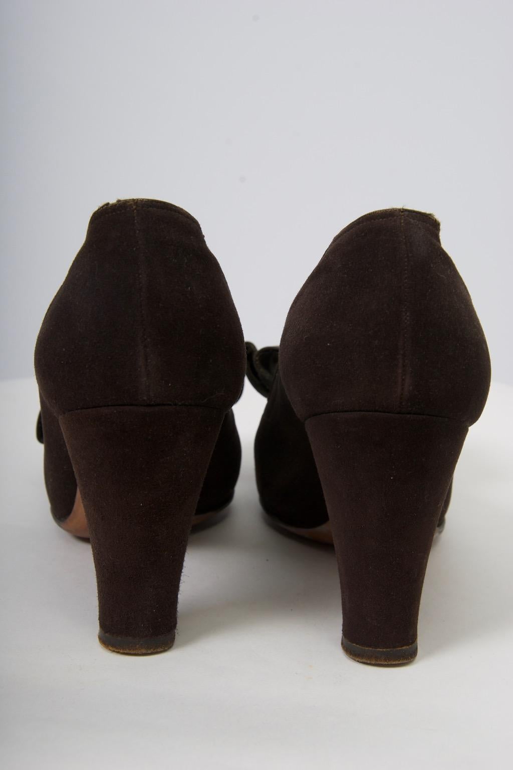 Delman - Chaussures en daim marron à bout ouvert, vers 1950 Pour femmes en vente