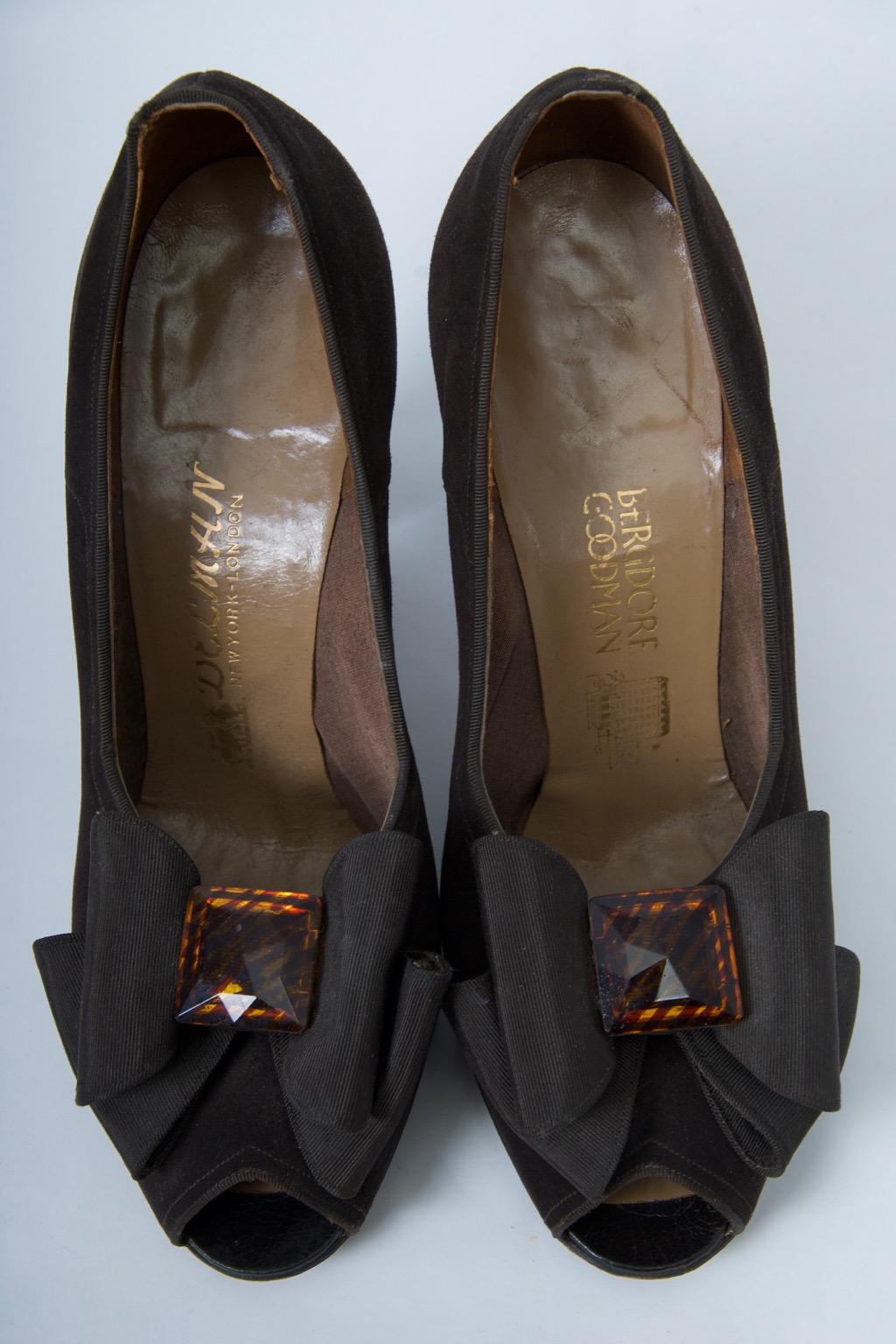 Delman - Chaussures en daim marron à bout ouvert, vers 1950 en vente 4