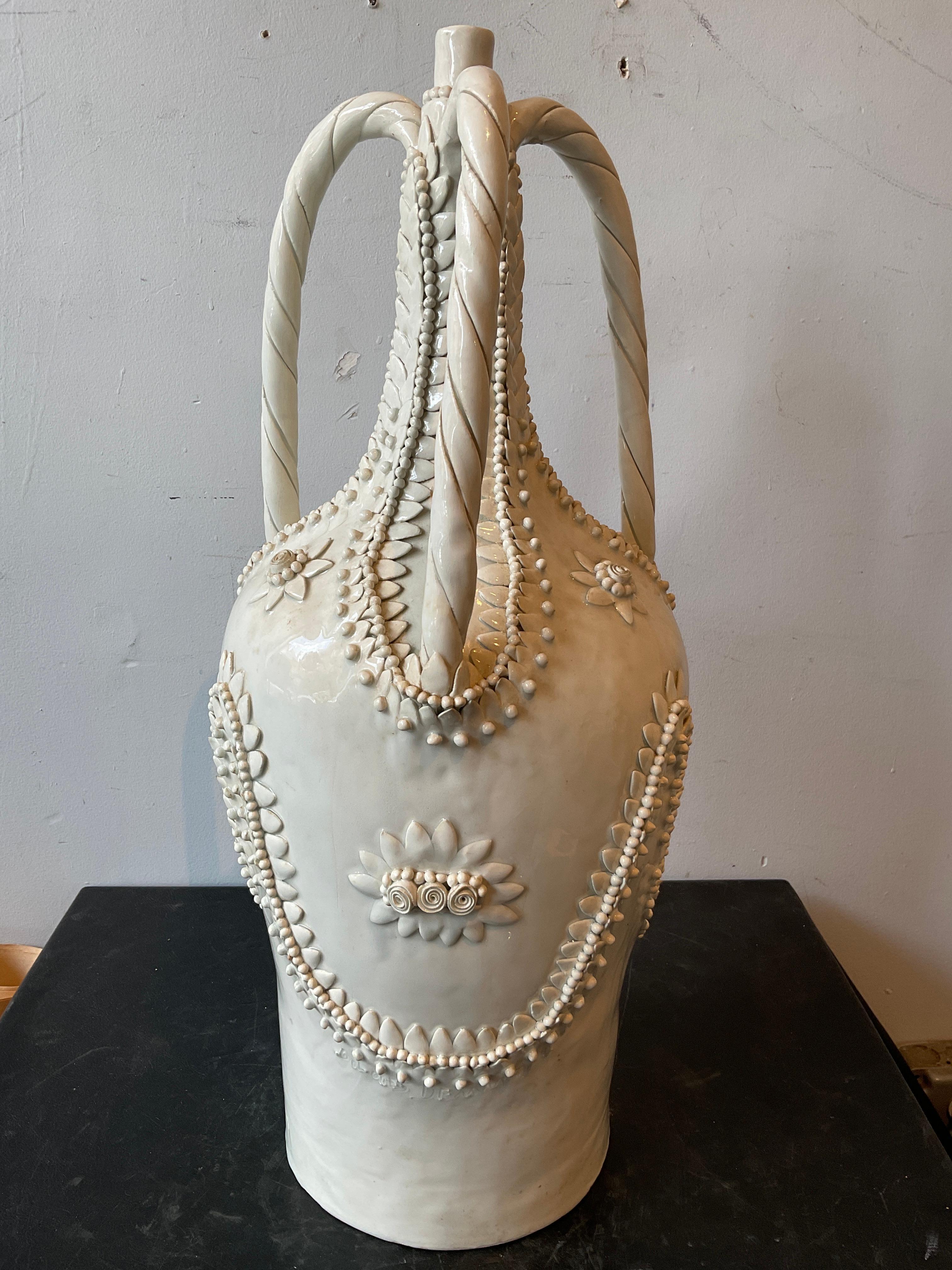 Delores De Murtas Base de Lámpara de Cerámica Blanca Floral en Bueno estado para la venta en Tarrytown, NY