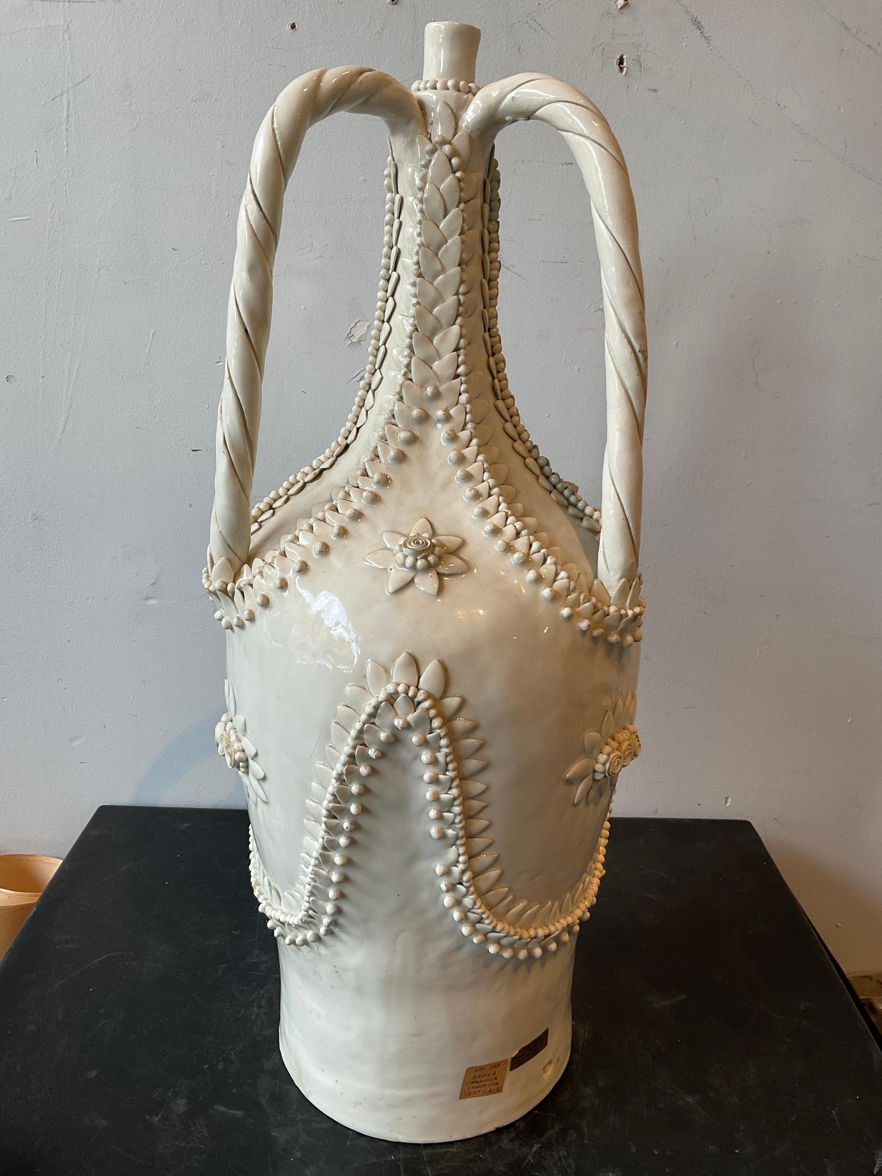 Delores De Murtas Base de Lámpara de Cerámica Blanca Floral finales del siglo XX en venta