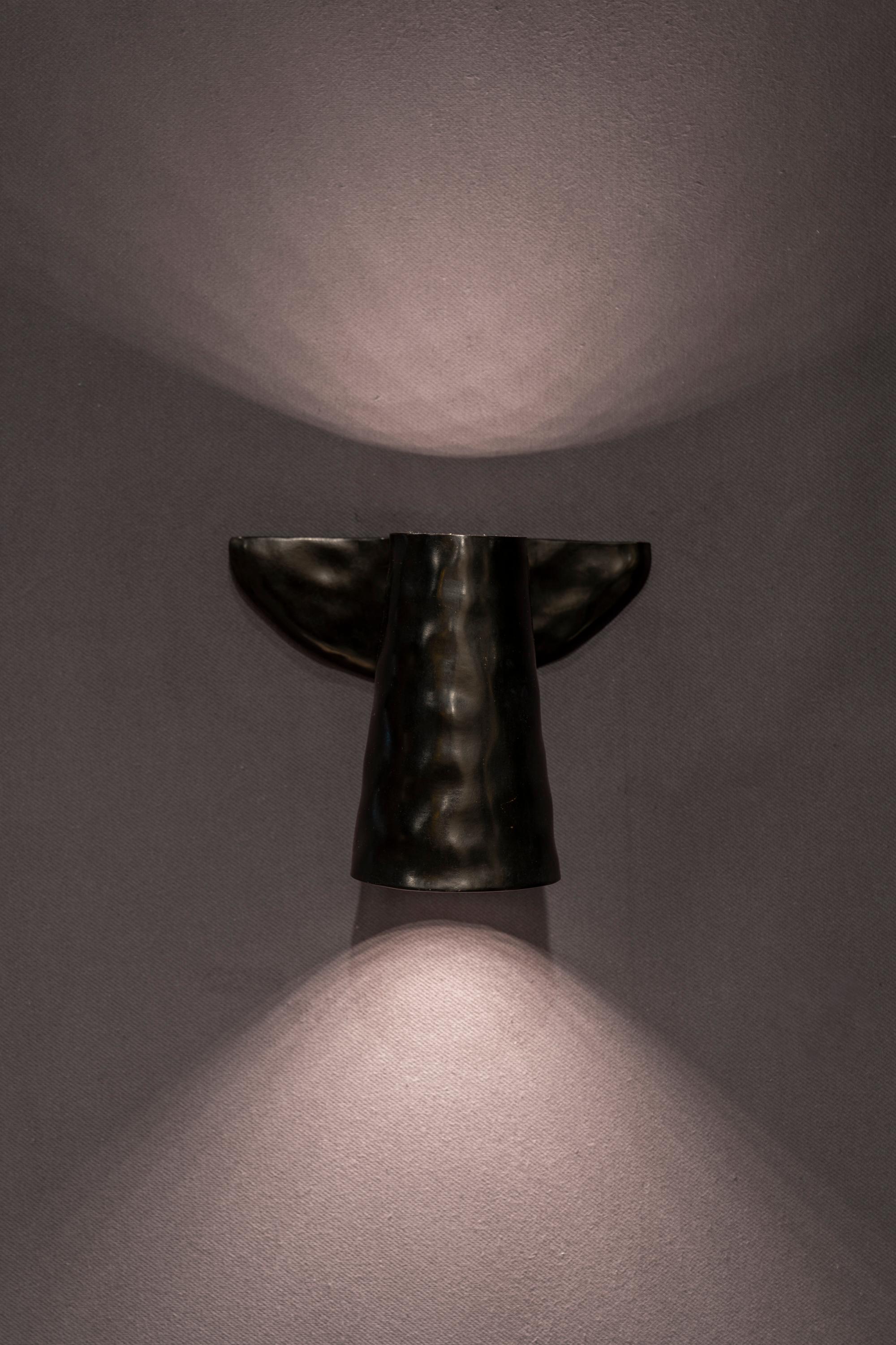 DELOS-Wandleuchter aus Bronze von Stephanie Balini (Patiniert) im Angebot