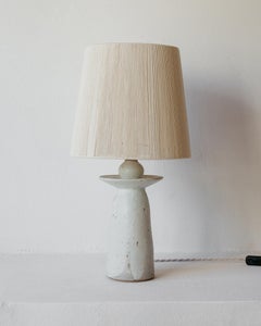 Delphe Tischlampe aus weißer, cremefarbener, matter Keramik von Grès Éditions